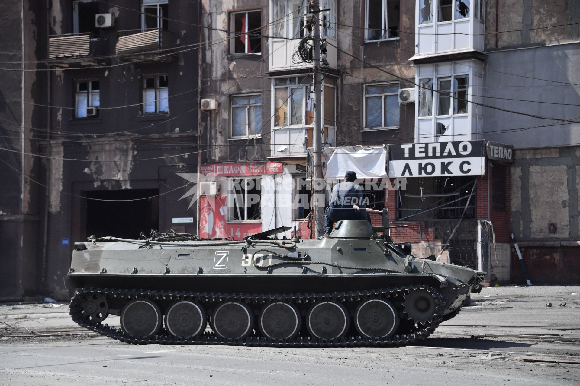 Донецкая область. г.Мариуполь. Военная техника на одной из улиц города.