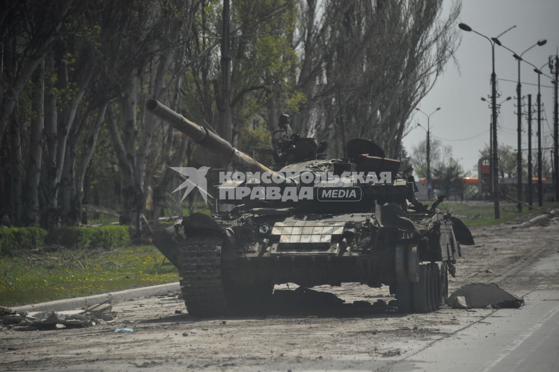 Донецкая область. г.Мариуполь. Военная техника на одной из улиц города.