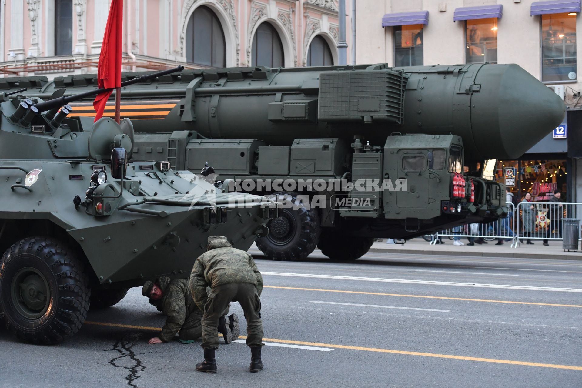 Москва.   Военная техника на  Тверской улице перед началом репетиции парада Победы на Красной площади, посвященного 77-й годовщине Победы в Великой Отечественной войне.