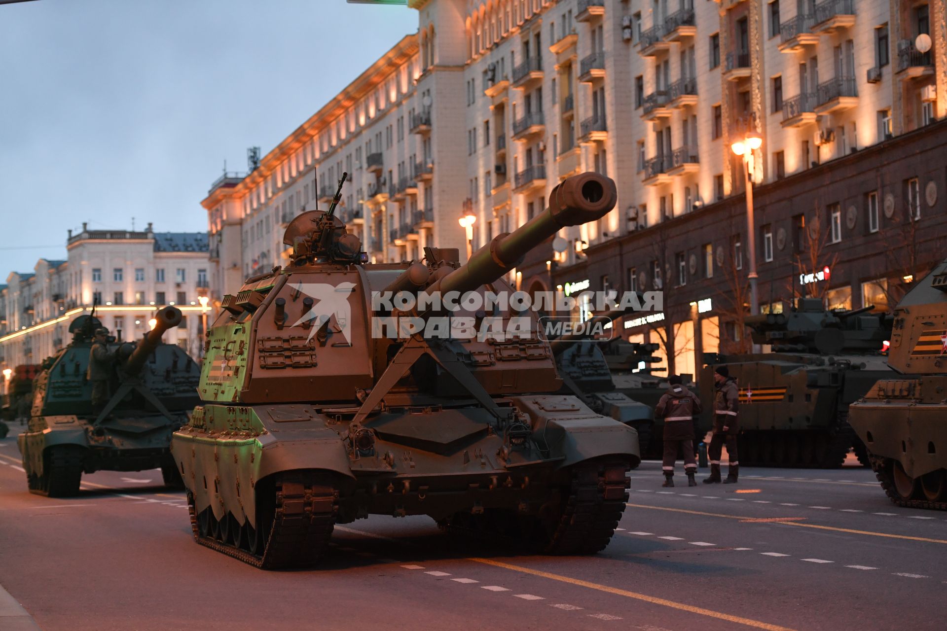 Москва.   Военная техника на  Тверской улице перед началом репетиции парада Победы на Красной площади, посвященного 77-й годовщине Победы в Великой Отечественной войне.