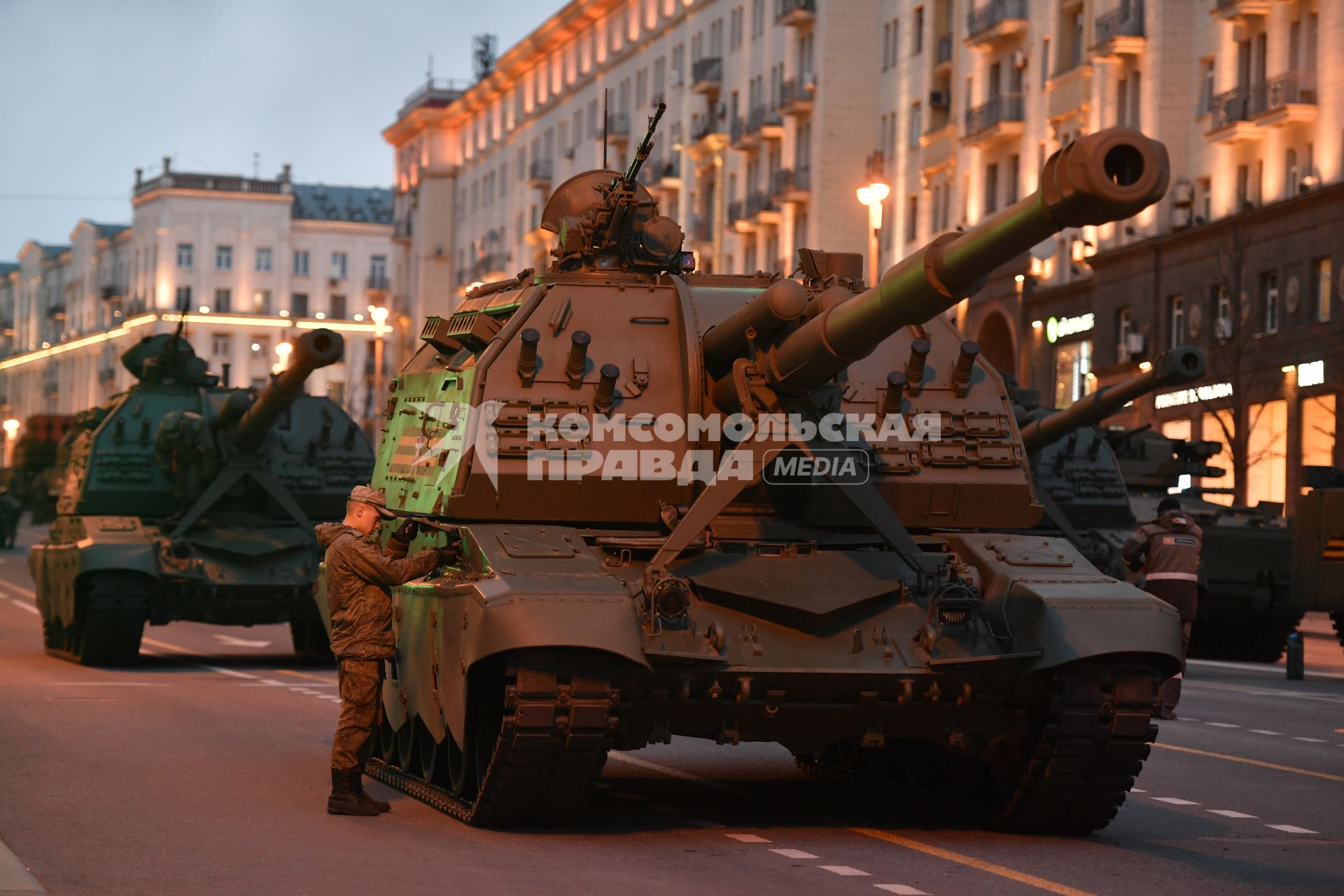 Москва.   Военная техника на  Тверской улице перед началом репетиции парада Победы на Красной площади, посвященного 77-й годовщине Победы в Великой Отечественной войне.