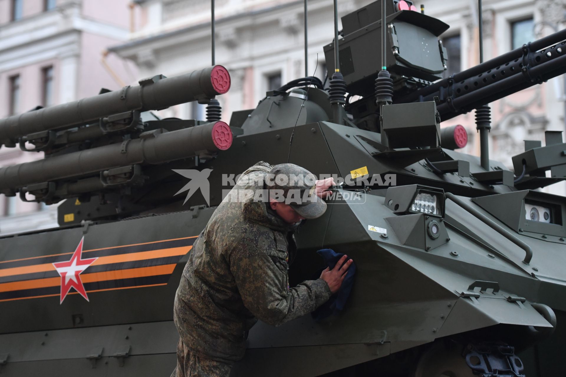 Москва.   Военная техника на  Тверской улице перед началом репетиции парада Победы на Красной площади, посвященного 77-й годовщине Победы в Великой Отечественной войне.