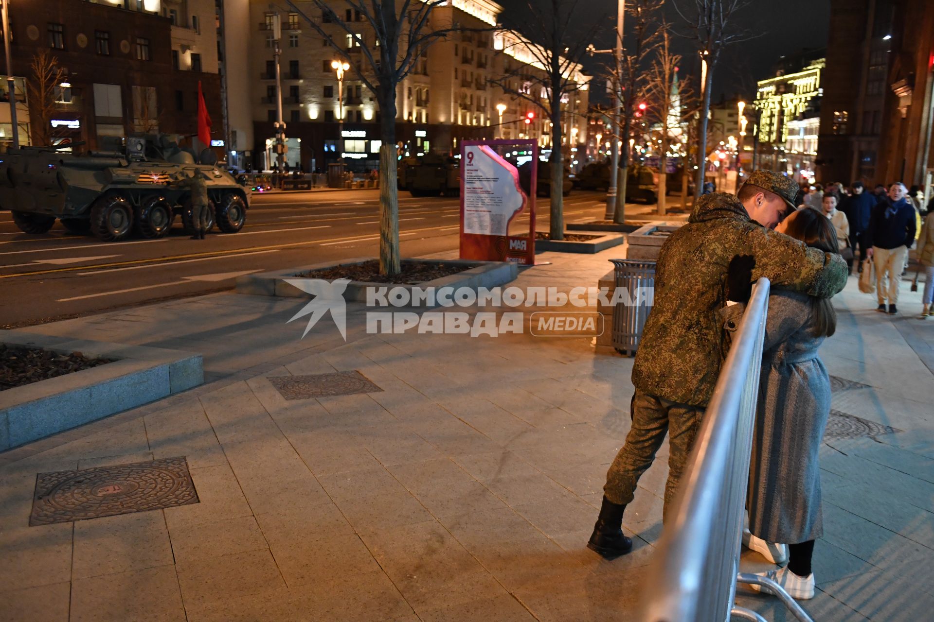 Москва.  Девушка разговаривает с военнослужащим   на Тверской улице после репетиции парада Победы на Красной площади, посвященного 77-й годовщине Победы в Великой Отечественной войне.