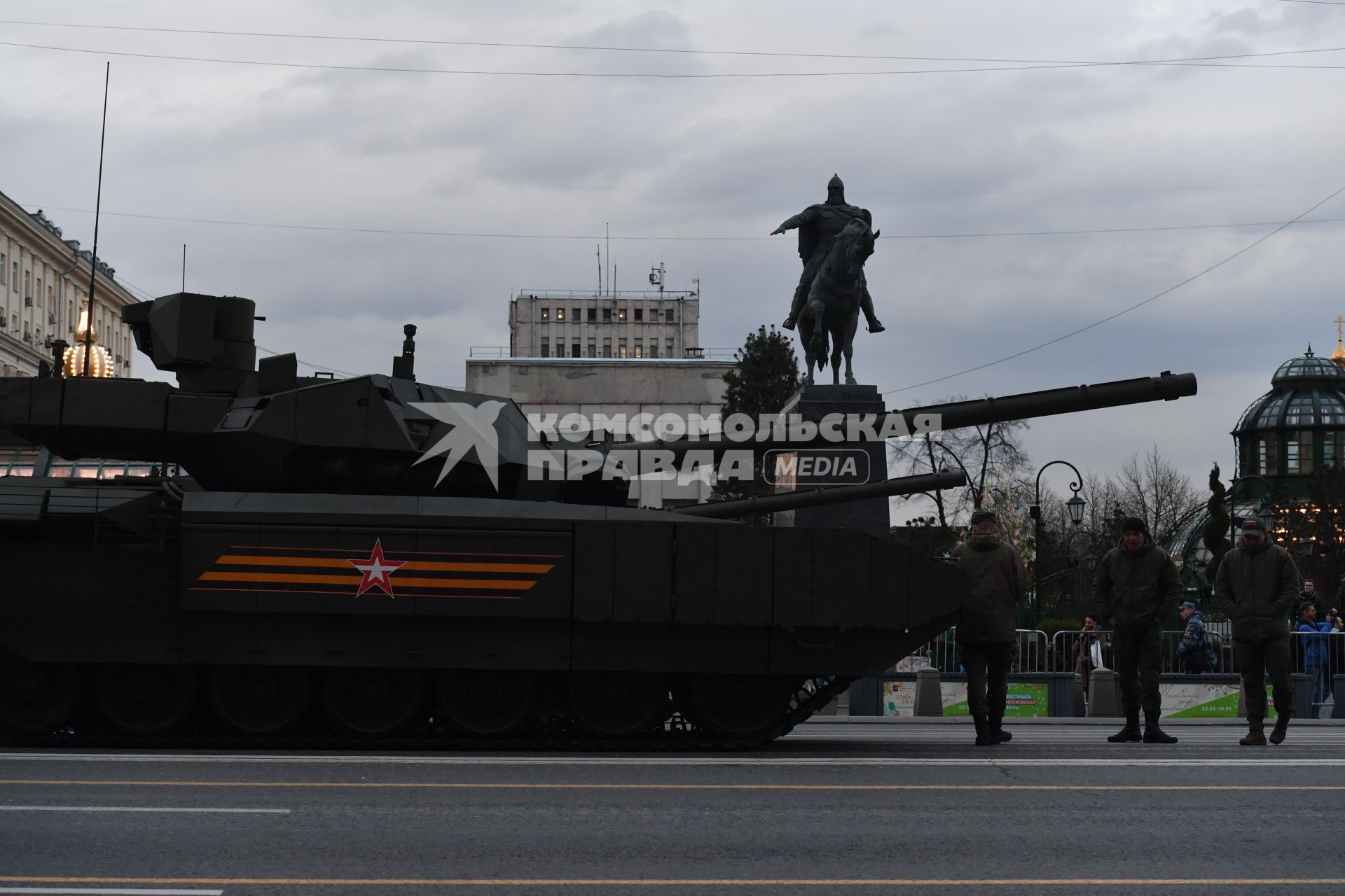 Москва.   Военная техника на  Тверской улице перед началом репетиции парада Победы на Красной площади, посвященного 77-й годовщине Победы в Великой Отечественной войне.