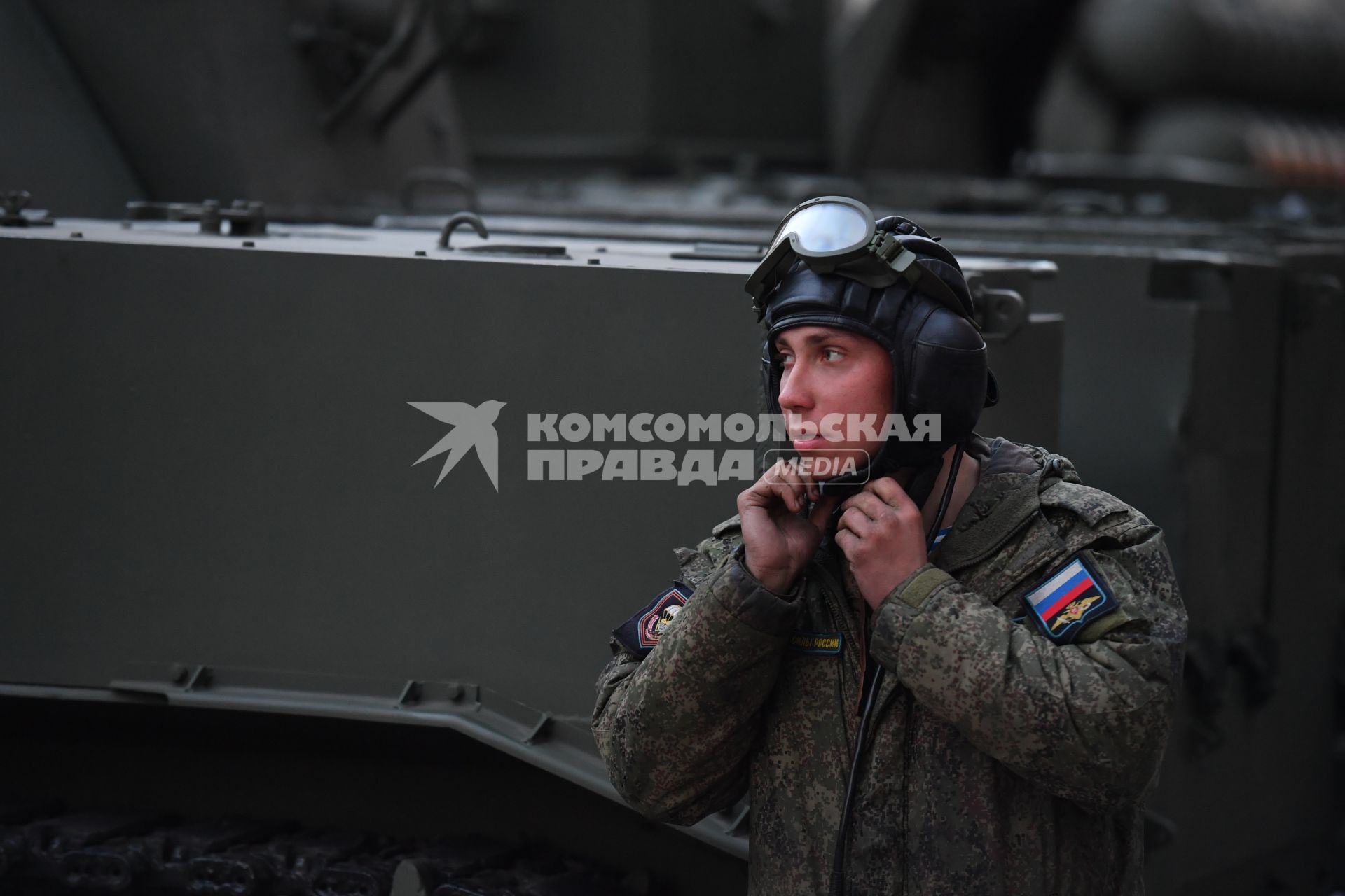 Москва.   Военная техника на  Тверской улице перед началом репетиции парада Победы на Красной площади, посвященного 77-й годовщине Победы в Великой Отечественной войне.