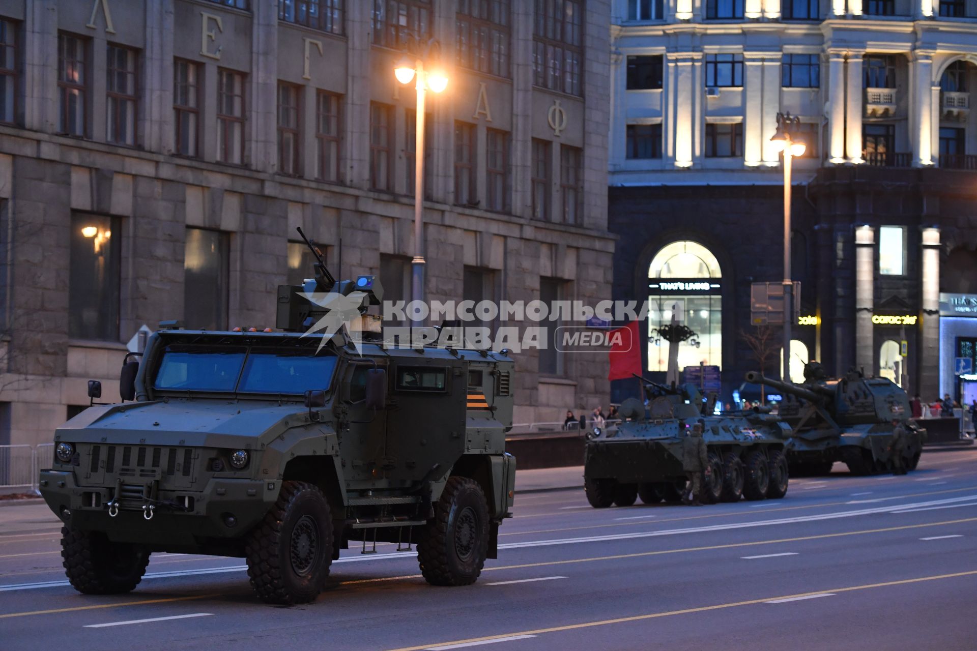 Москва.   Военная техника на  Тверской улице перед началом репетиции парада Победы на Красной площади, посвященного 77-й годовщине Победы в Великой Отечественной войне.