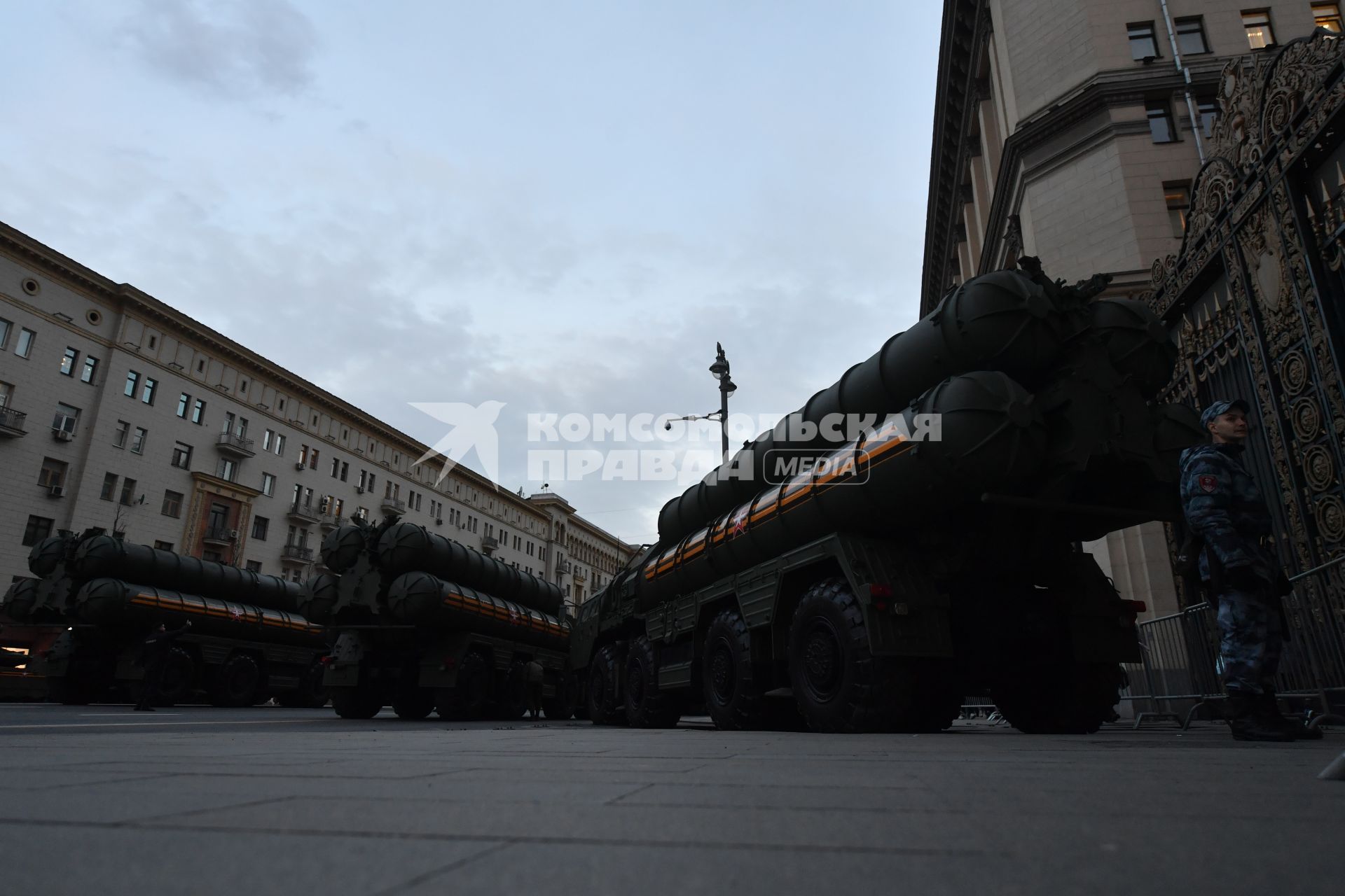 Москва.  Пусковые установки зенитного ракетного комплекса С-400 \"Триумф\" на Тверской улице перед началом ночной репетиции парада Победы на Красной площади, посвященного 77-й годовщине Победы в Великой Отечественной войне.