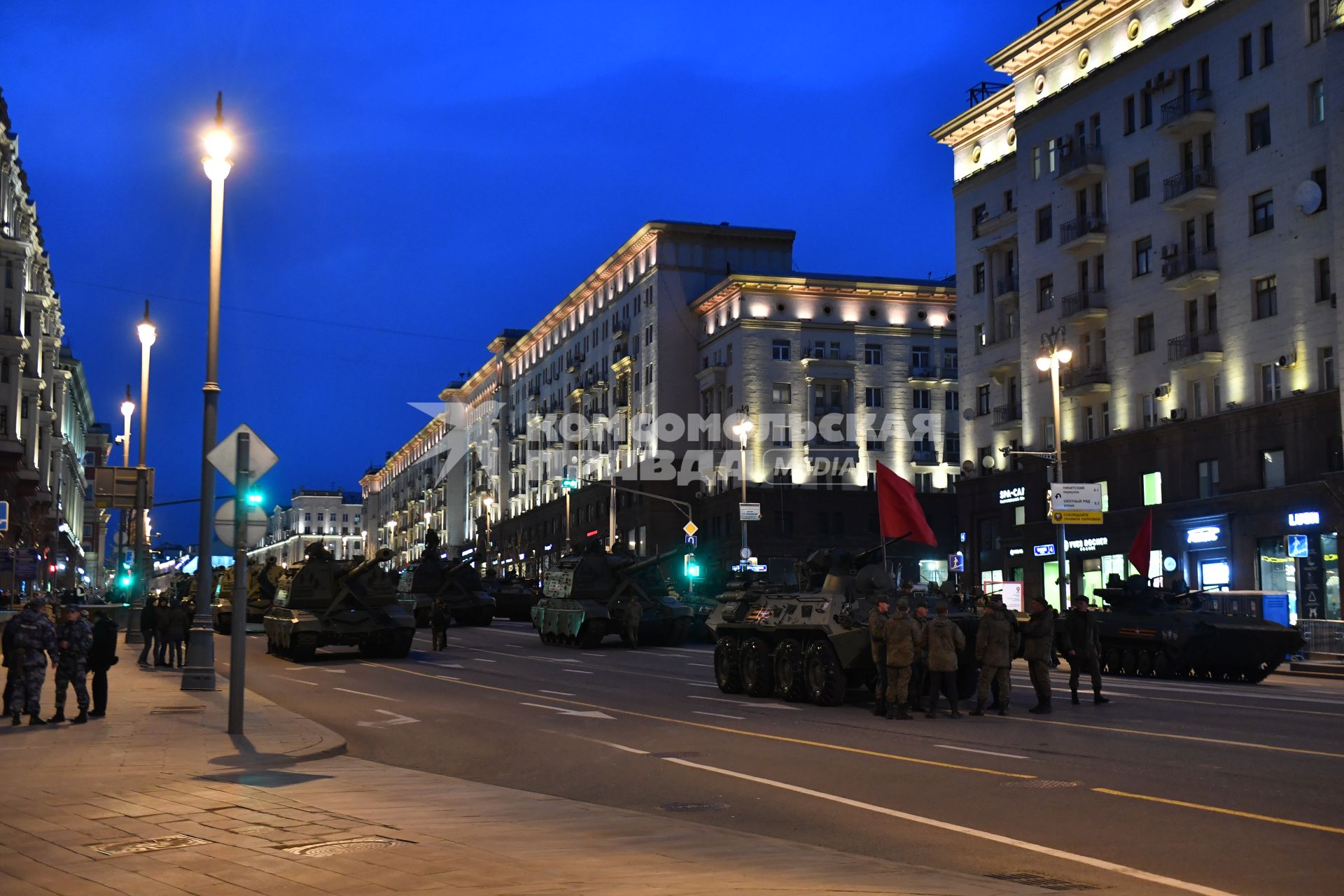 Москва.   Военная техника на  Тверской улице перед началом репетиции парада Победы на Красной площади, посвященного 77-й годовщине Победы в Великой Отечественной войне.