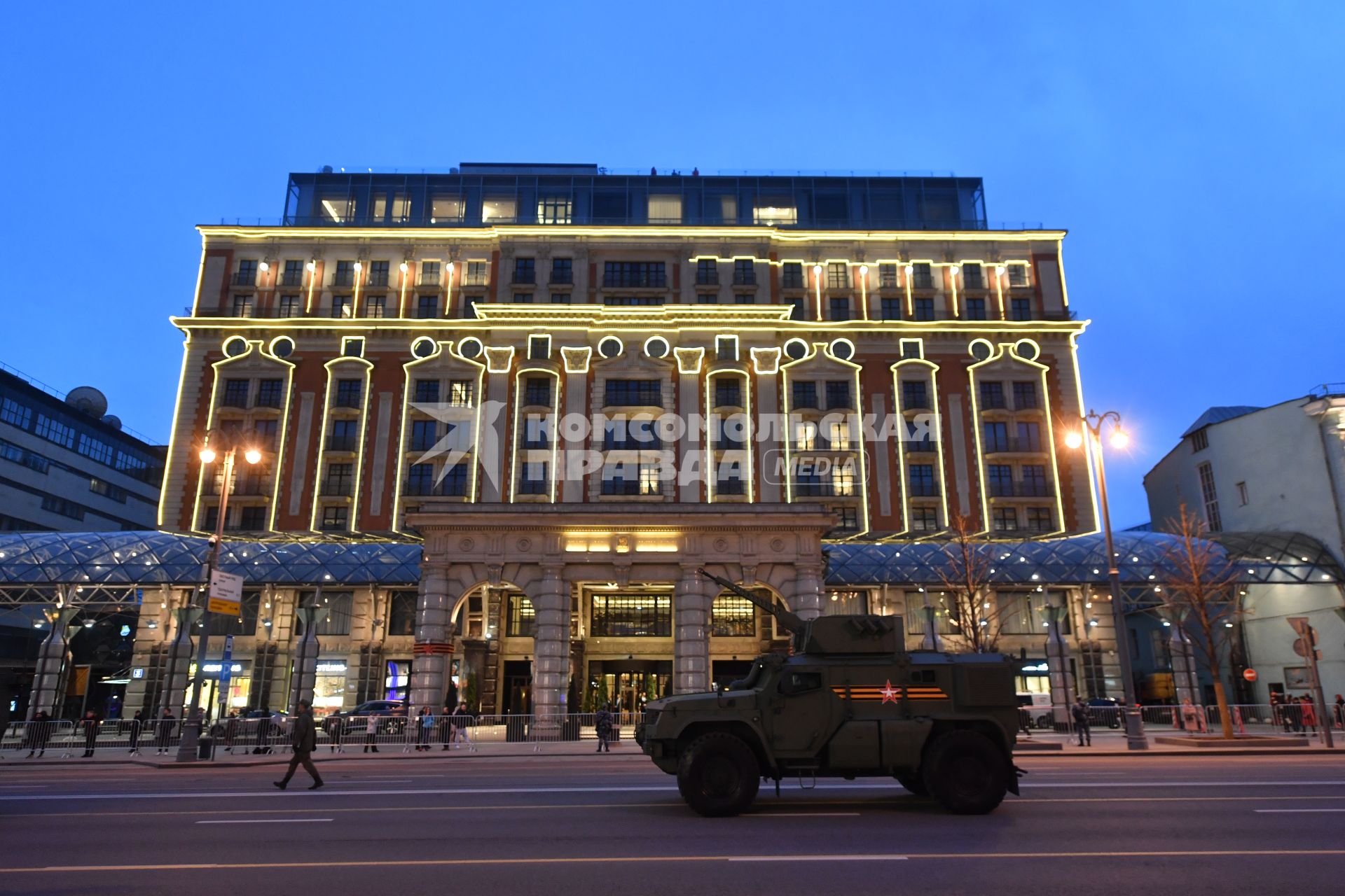 Москва.   Военная техника на  Тверской улице перед началом репетиции парада Победы на Красной площади, посвященного 77-й годовщине Победы в Великой Отечественной войне.