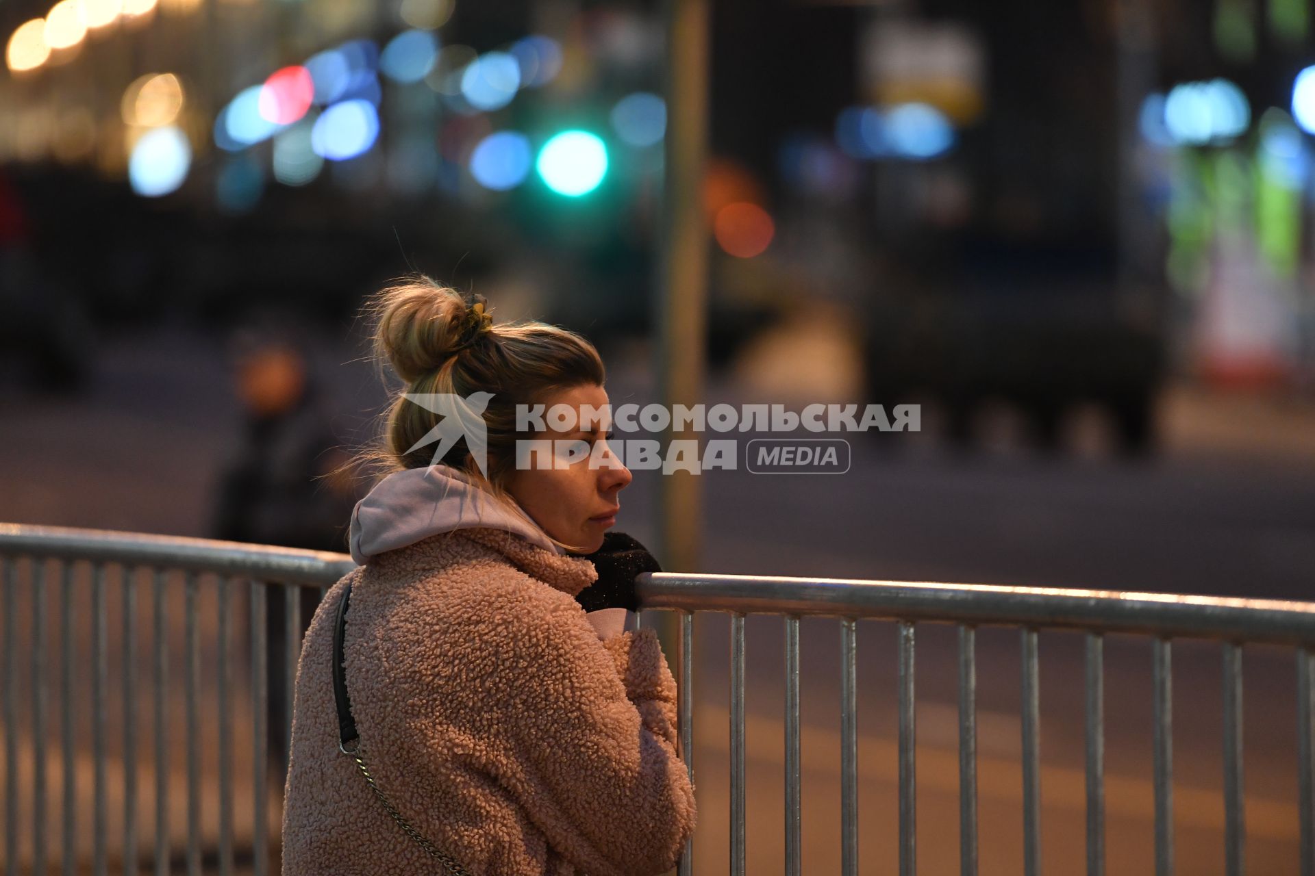 Москва.   Девушка  на Тверской улице во время  репетиции парада Победы на Красной площади, посвященного 77-й годовщине Победы в Великой Отечественной войне.