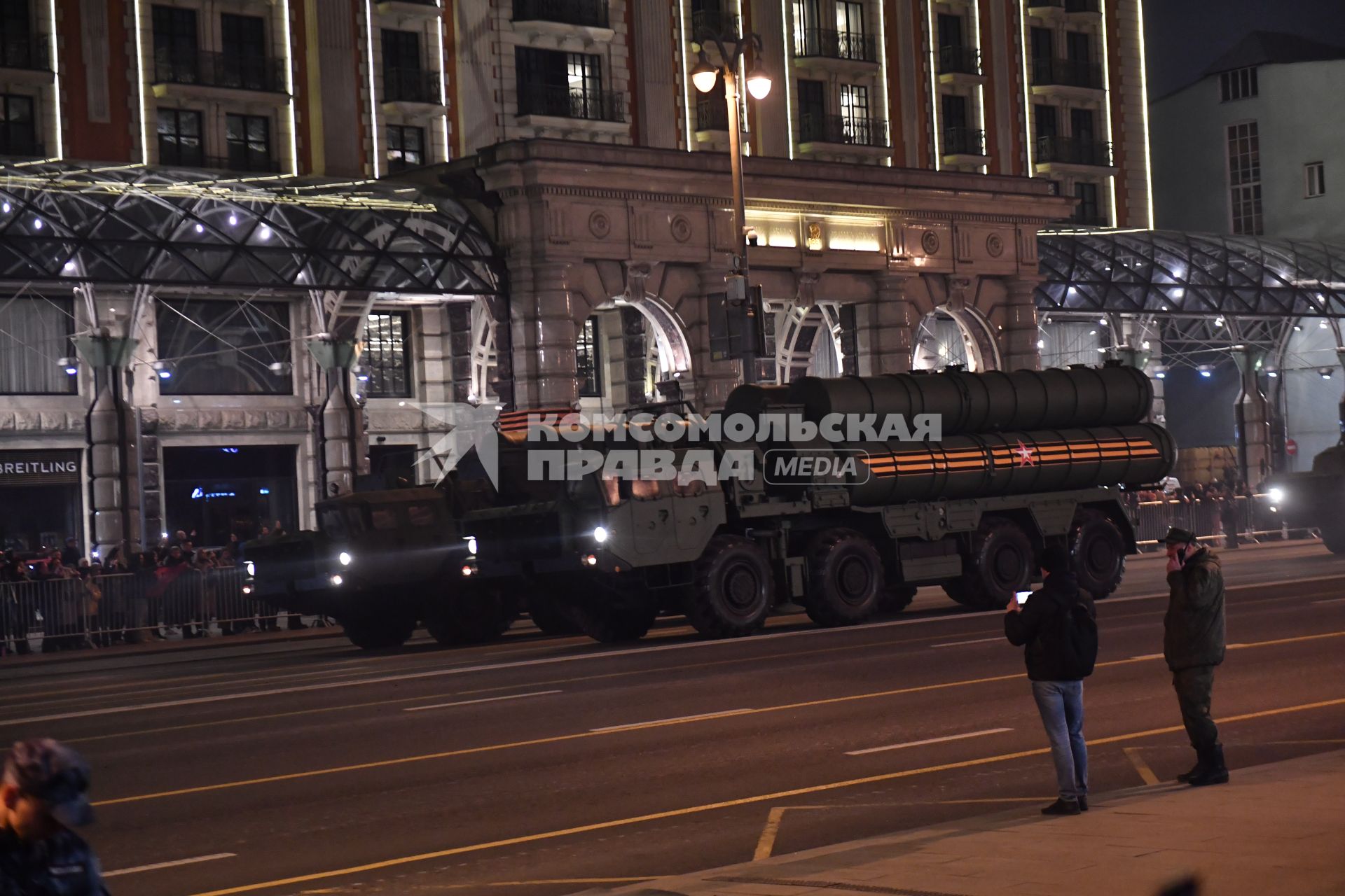 Москва.   Проезд военной  техники по Тверской улице  во время репетиции парада Победы на Красной площади, посвященного 77-й годовщине Победы в Великой Отечественной войне.