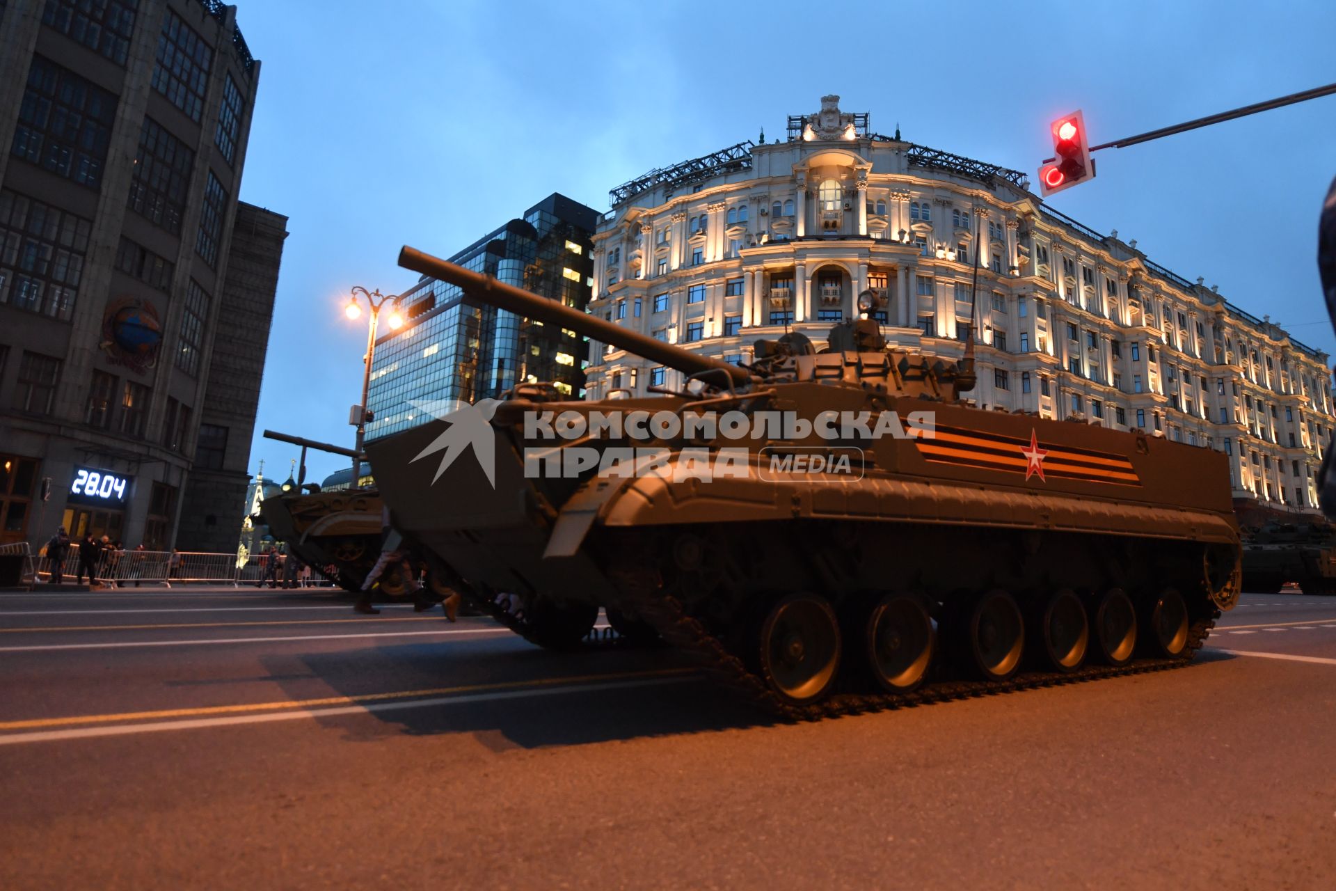 Москва.   Военная техника на  Тверской улице перед началом репетиции парада Победы на Красной площади, посвященного 77-й годовщине Победы в Великой Отечественной войне.