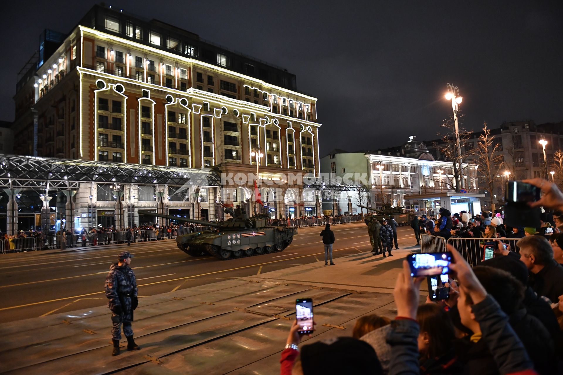 Москва.   Танк Т-72Б3  на Тверской улице  во время репетиции парада Победы на Красной площади, посвященного 77-й годовщине Победы в Великой Отечественной войне.