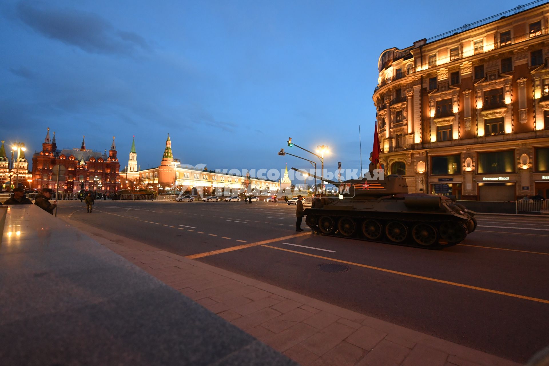 Москва.   Военная техника на  Тверской улице перед началом репетиции парада Победы на Красной площади, посвященного 77-й годовщине Победы в Великой Отечественной войне.