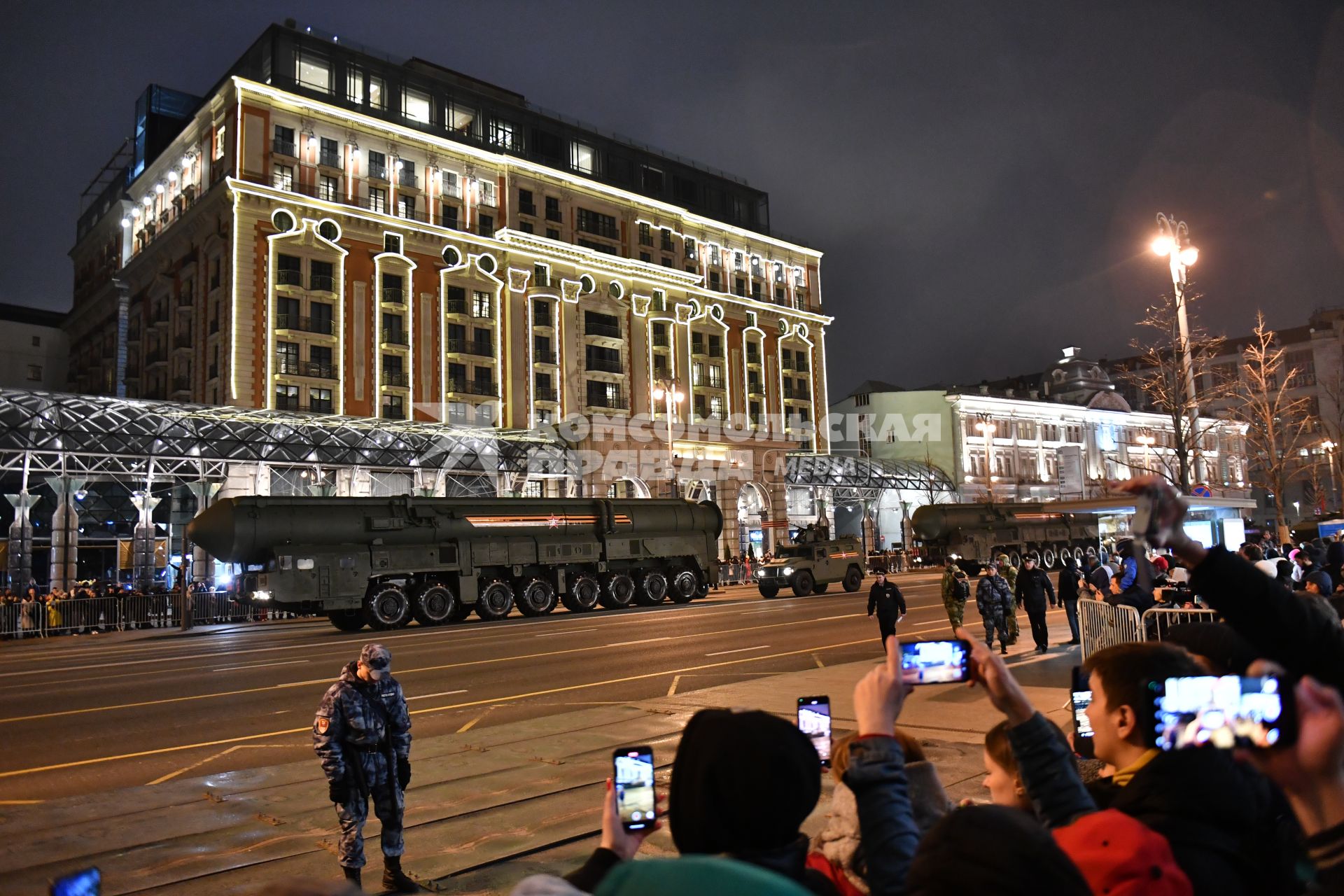 Москва.   Проезд военной  техники по Тверской улице  во время репетиции парада Победы на Красной площади, посвященного 77-й годовщине Победы в Великой Отечественной войне.