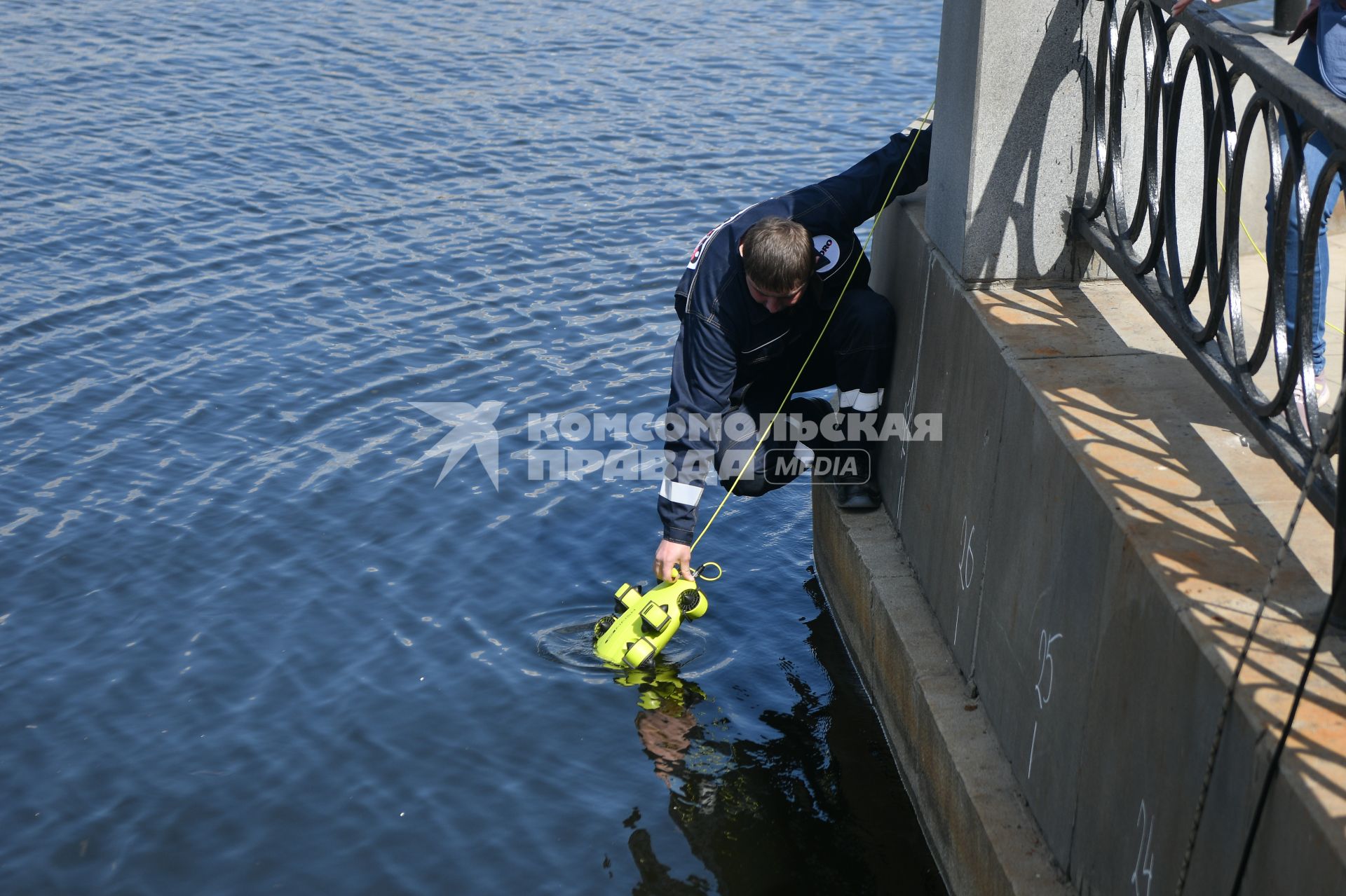 Екатеринбург. Специалисты компании \'Hydro\' проводят гидрологическкое исследование технического состояния дна и конструкциии плотины городского пруда.