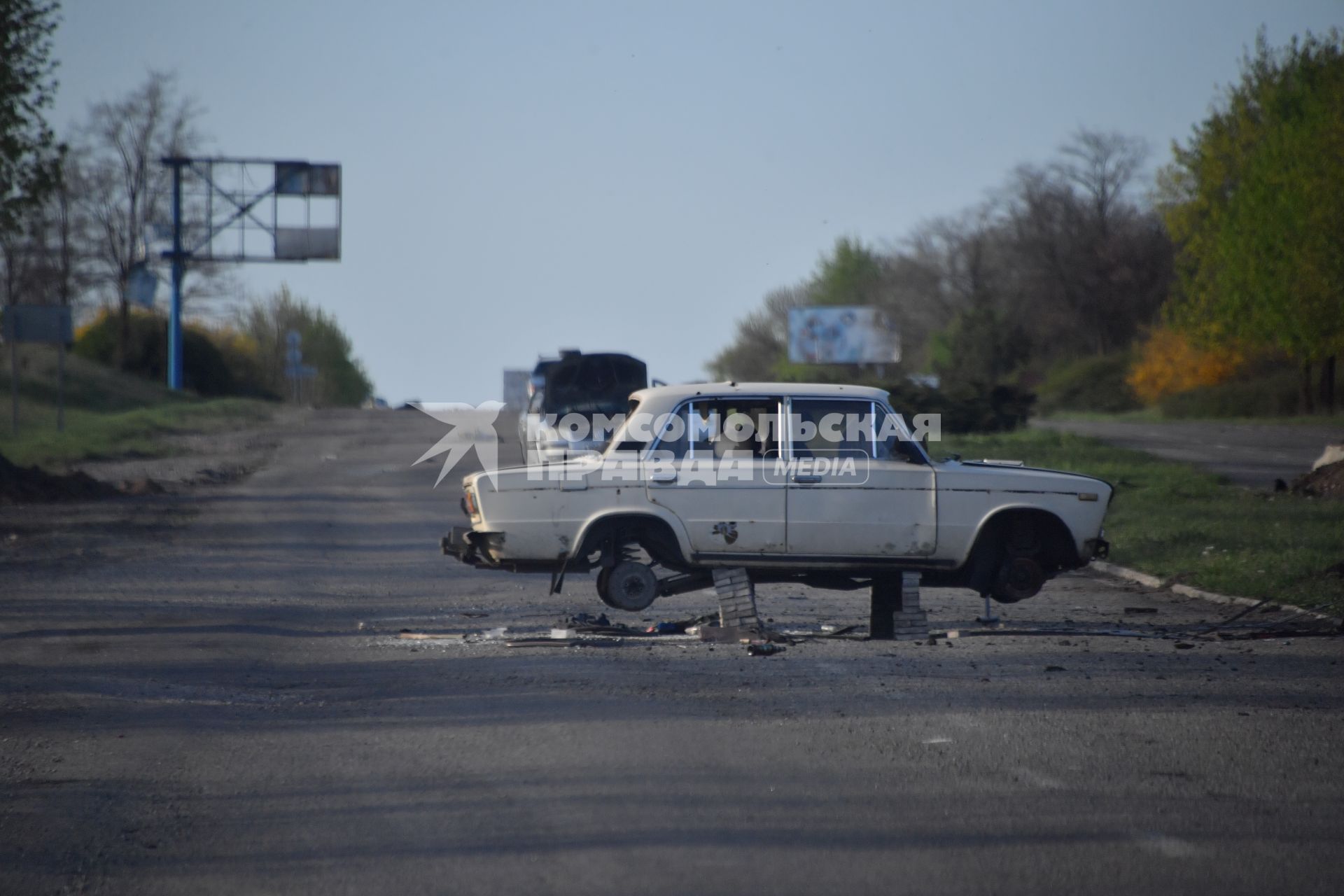 Донецкая область. г.Мариуполь. Разбитые автомобили на одной из улиц города.