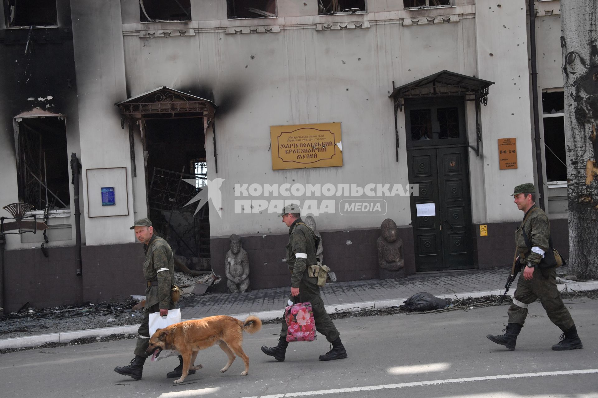 Донецкая область. г.Мариуполь. Военнослужащий народной милиции ДНР у Мариупольского  краеведческого музея.