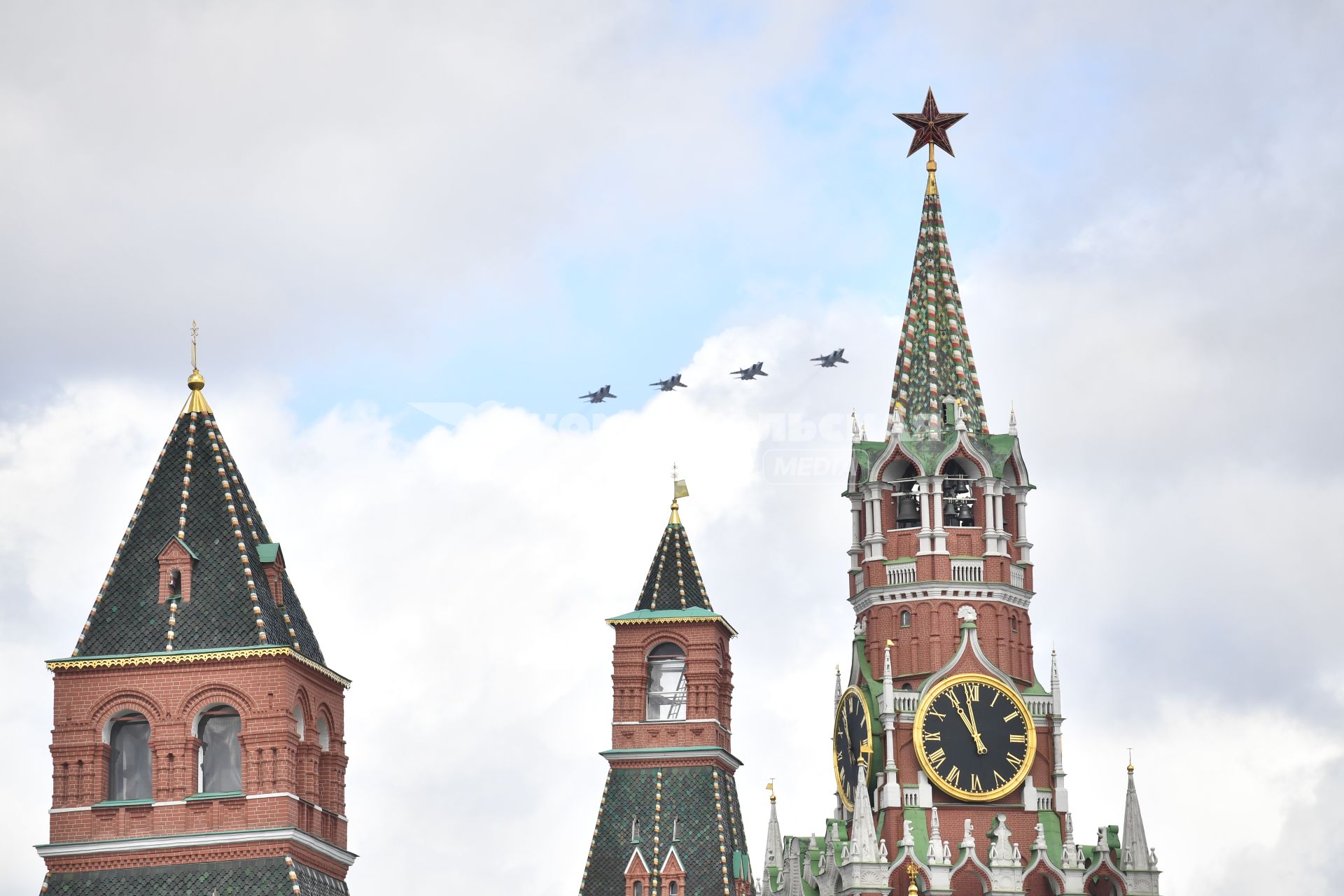 Моска.  Истребители-перехватчики МиГ-31И   на репетиции воздушной части парада в честь 77-й годовщины Победы в Великой Отечественной войне.