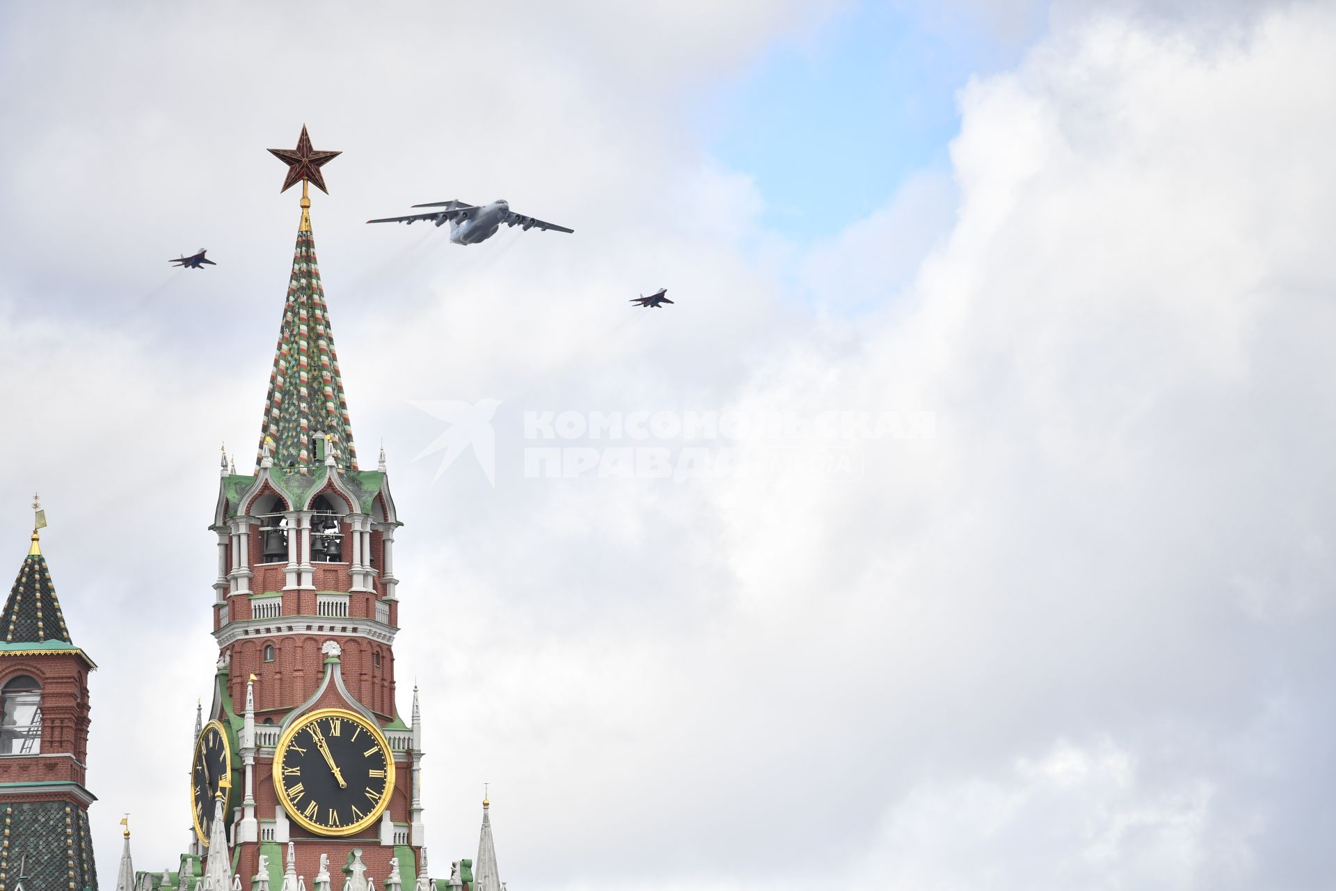 Моска.  Репетиция воздушной части парада в честь 77-й годовщины Победы в Великой Отечественной войне.