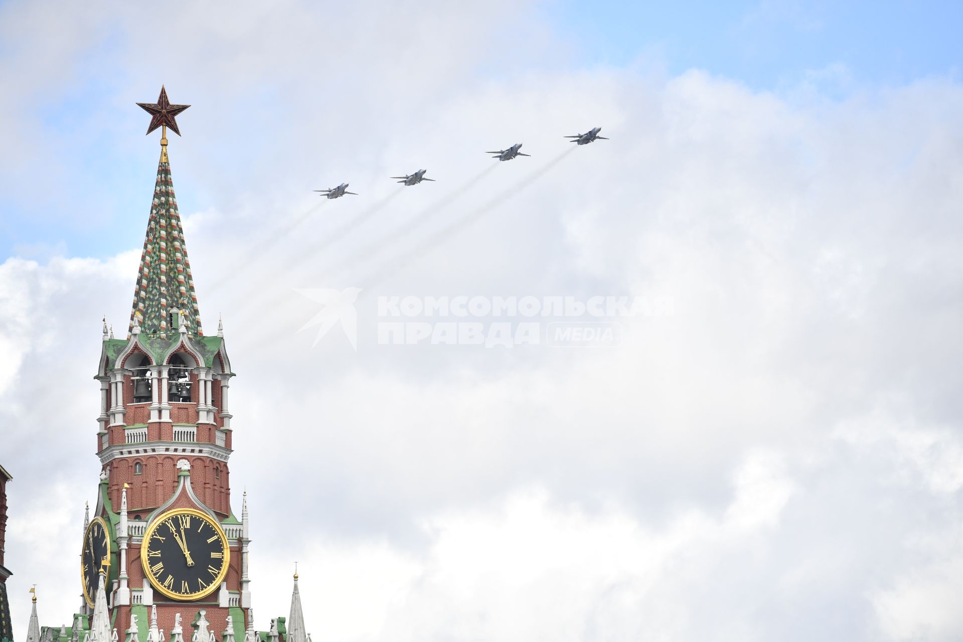 Моска.  Истребители-перехватчики МиГ-31И   на репетиции воздушной части парада в честь 77-й годовщины Победы в Великой Отечественной войне.