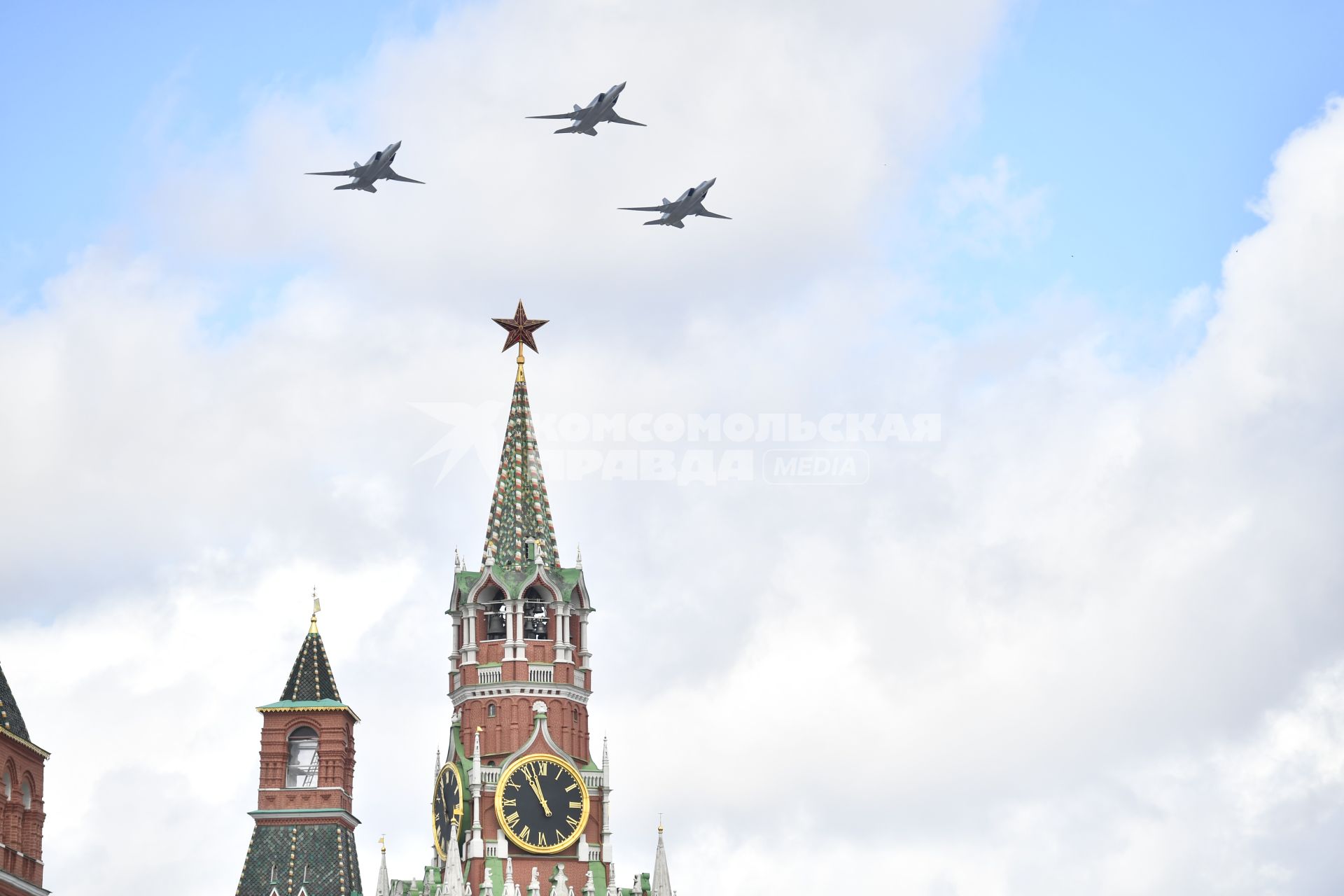 Моска.  Дальние сверхзвуковые бомбардировщики-ракетоносцы Ту-22М3  на репетиции воздушной части парада в честь 77-й годовщины Победы в Великой Отечественной войне.