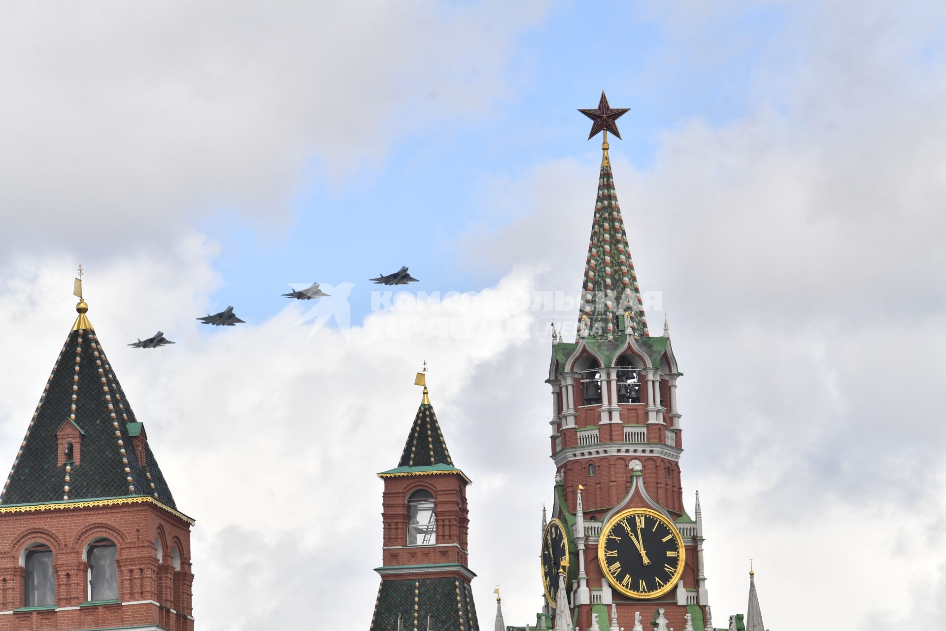 Моска.  Истребители-перехватчики МиГ-31И   на репетиции воздушной части парада в честь 77-й годовщины Победы в Великой Отечественной войне.