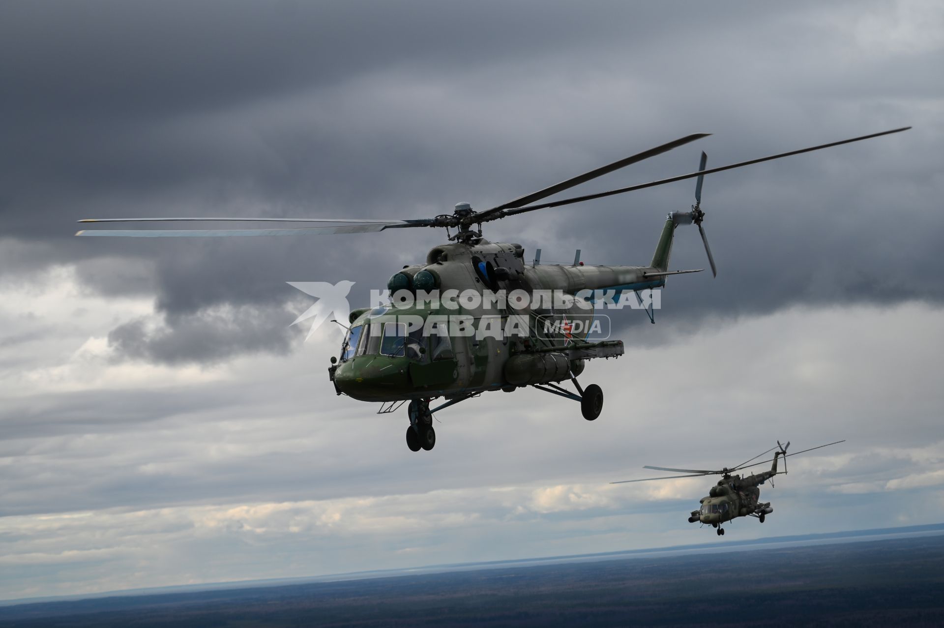 Санкт-Петербург.  Авиационная группа вертолетов Ми-8 во время репетиции парада Победы, посвященного 77-й годовщине Победы в Великой Отечественной войне.