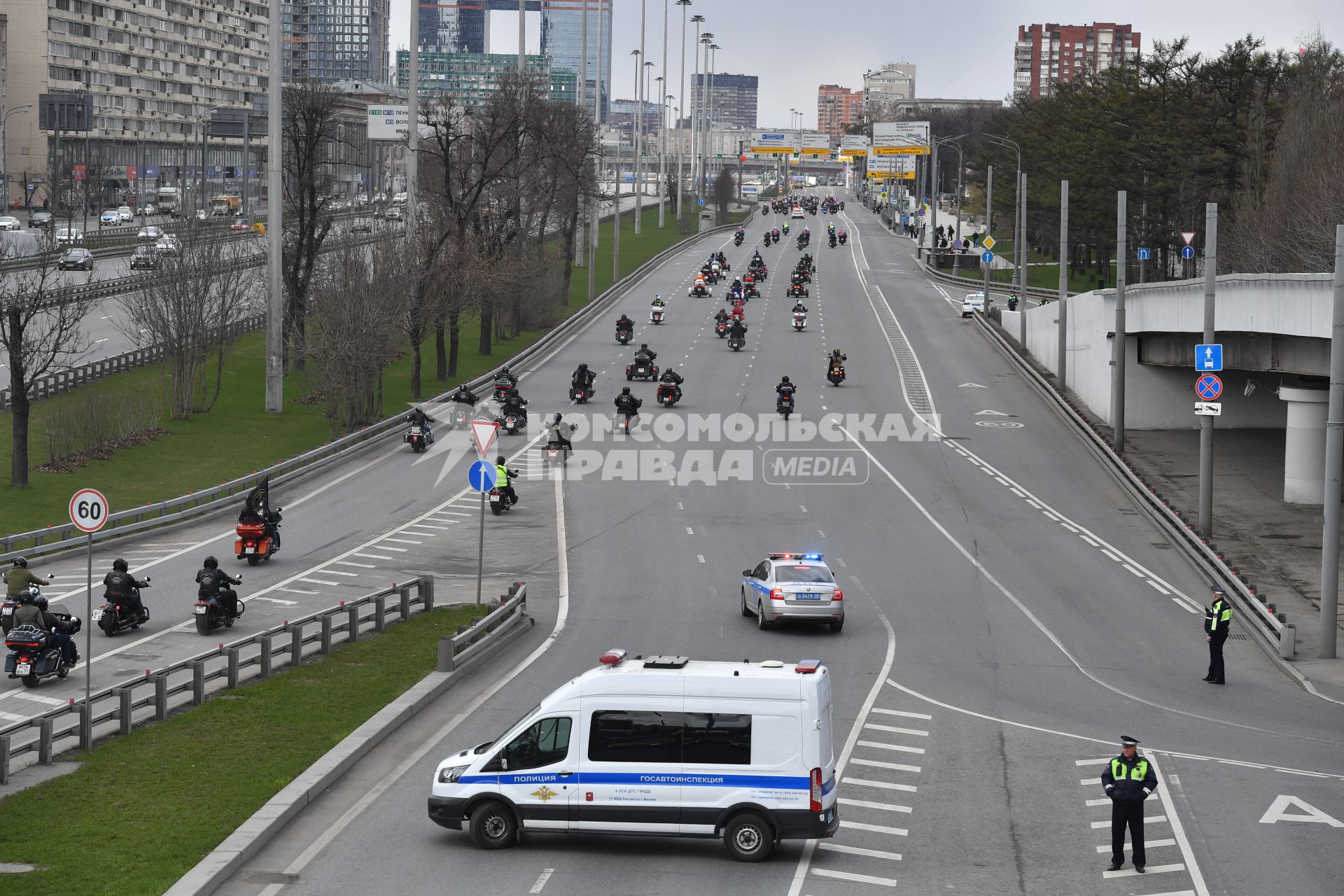 Москва. Участники VIII Международного мотомарша `Дороги Победы - Встреча на Рубеже`, приуроченного к 77-й годовщине Победы в Великой Отечественной войне.