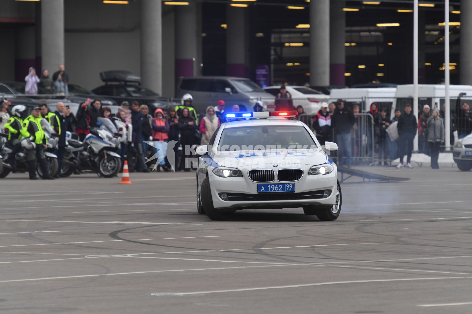 Москва. Автомобиль пилотажной группы `Каскад` команды действующих сотрудников московского ГИБДД во время выступления на ежегодном весеннем мотофестивале, приуроченного к открытию мотосезона.