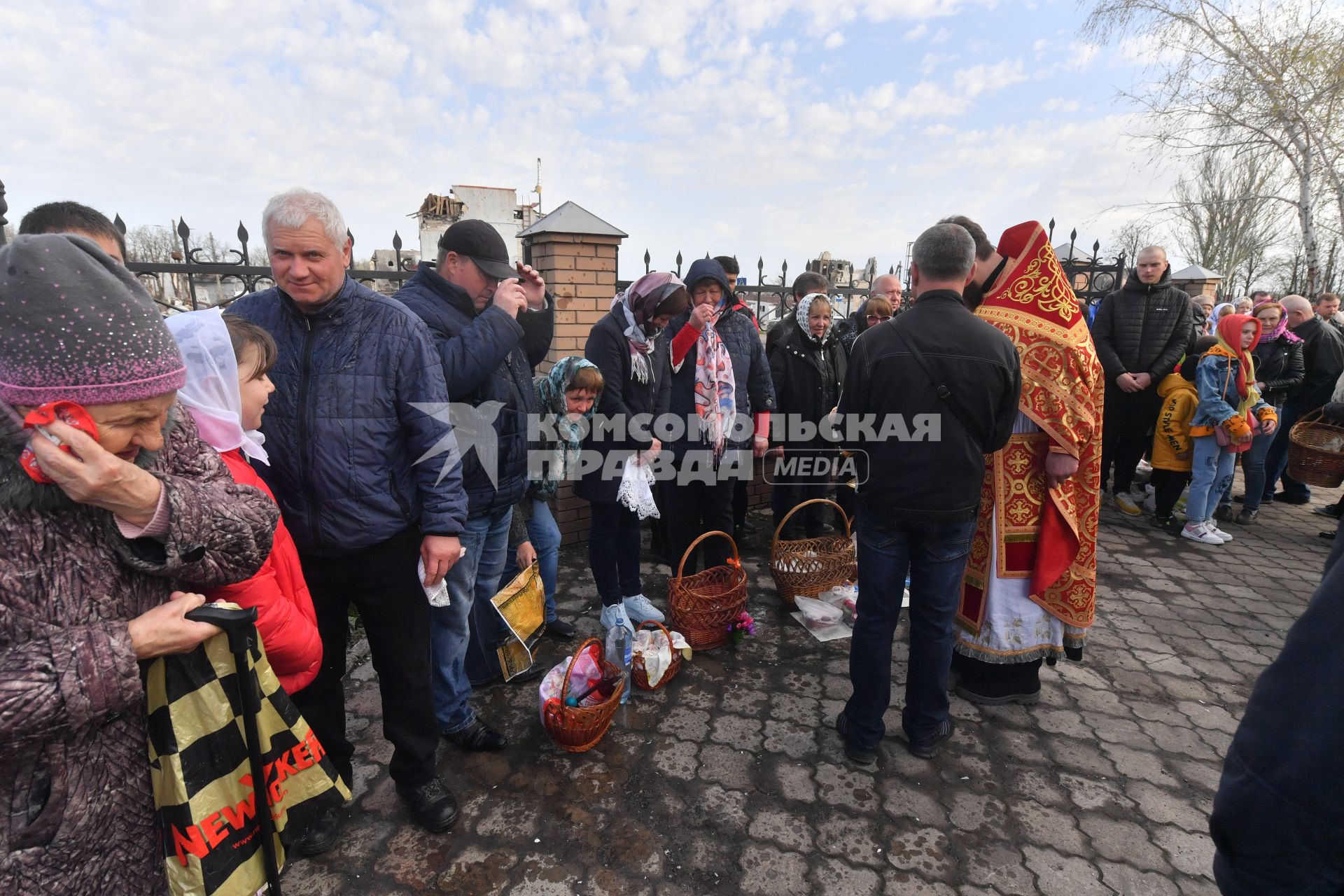 Волноваха, Донецкая народная республика. Верующие и священнослужитель во время освящения пасхальных яиц и куличей после пасхальной службы в Православном храме.