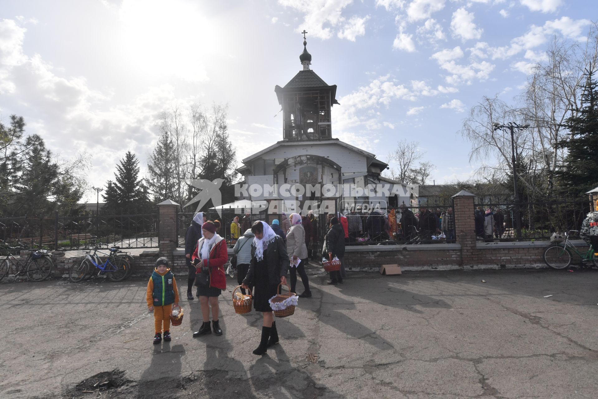 Волноваха, Донецкая народная республика. Верующие   во время освящения пасхальных яиц и куличей после пасхальной службы в Православном храме.