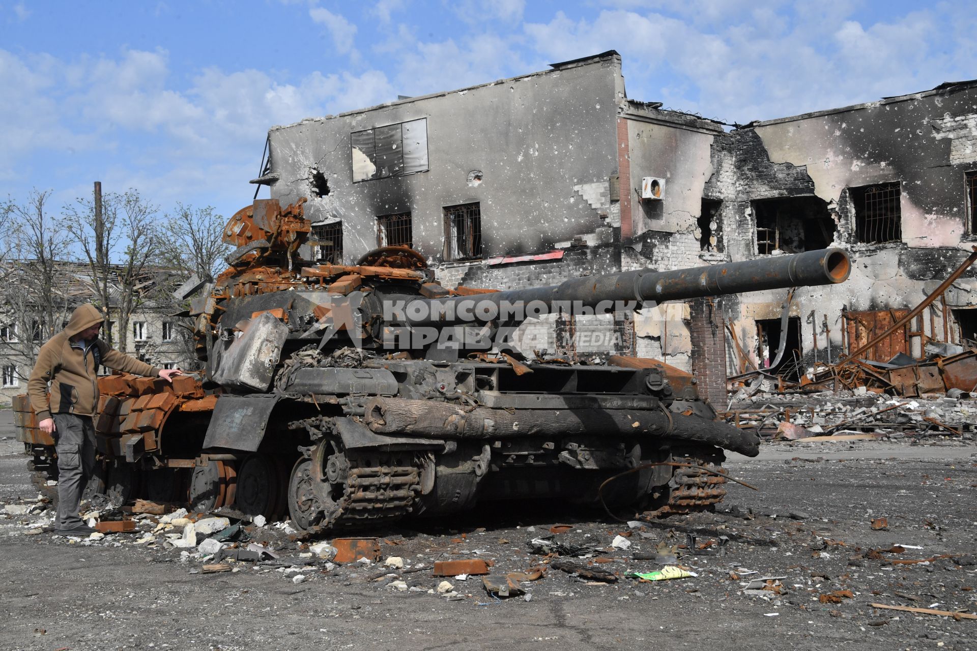 Волноваха, Донецкая народная республика. Обгоревшая военная техника на улице города, разрушенного  в результате обстрела.