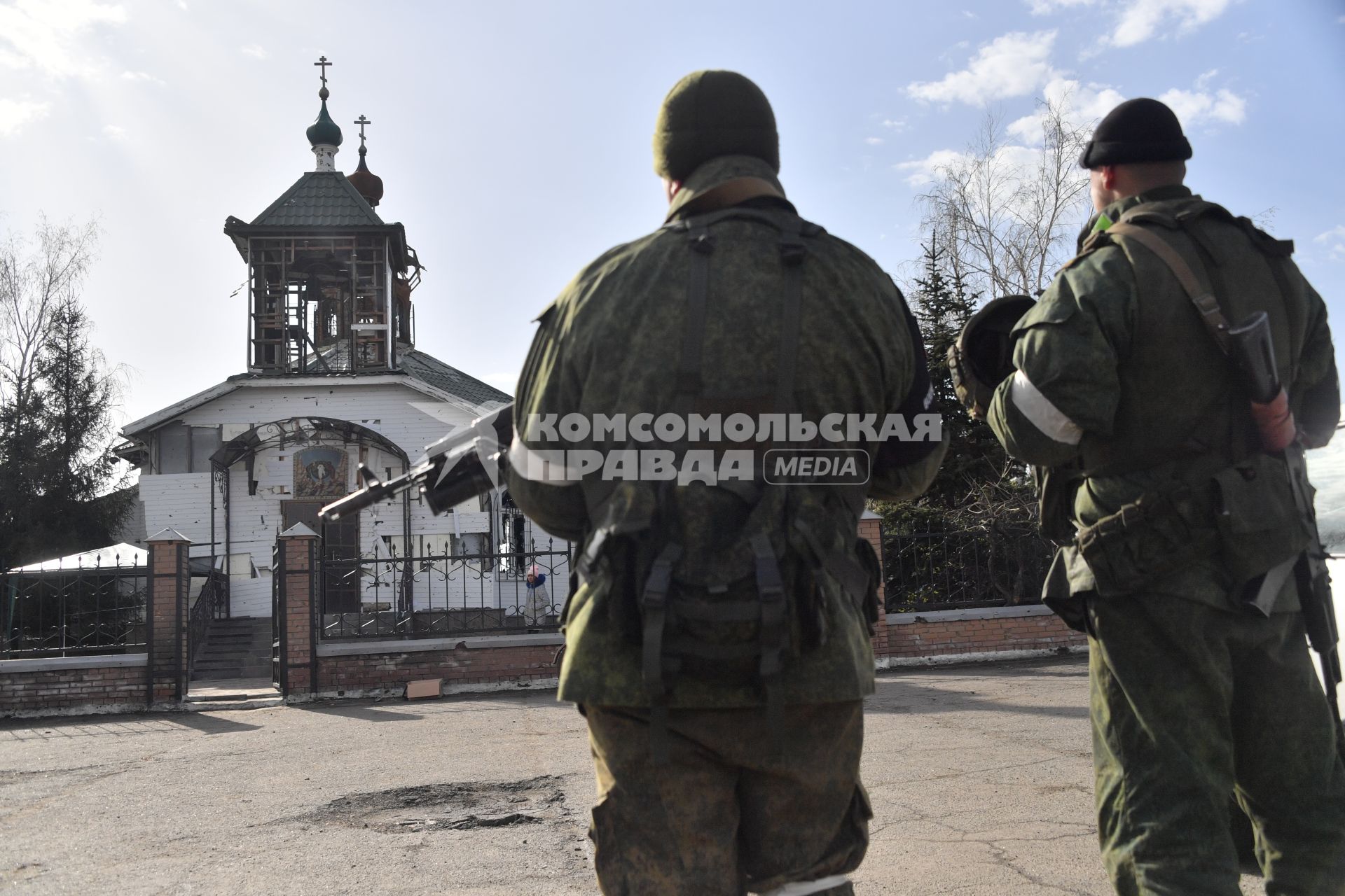 Волноваха, Донецкая народная республика. Военнослужащие ДНР  у пострадавшего во время боевых действий Свято-Преображенского храма .