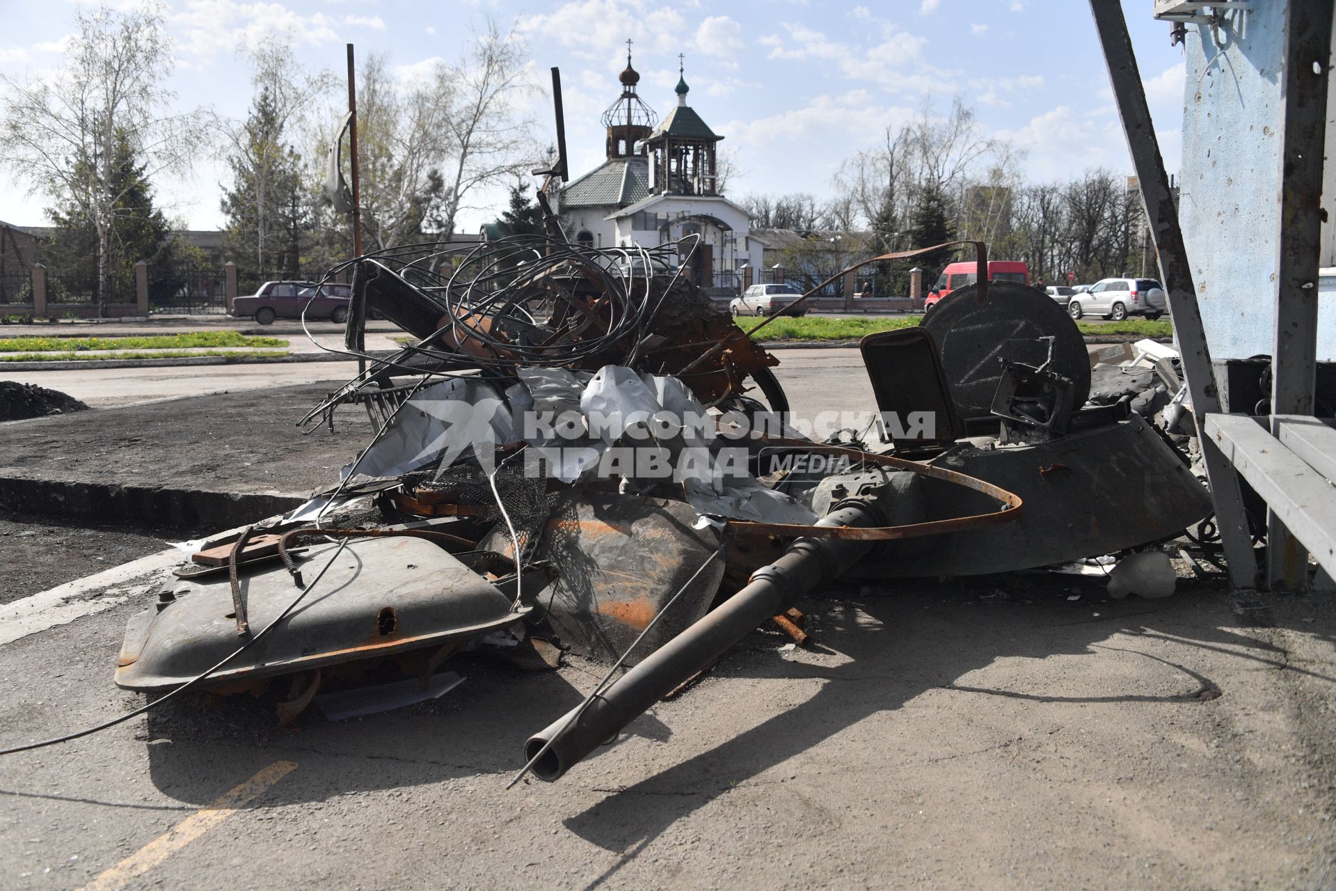 Волноваха, Донецкая народная республика. Останки военной техники  на улице города.