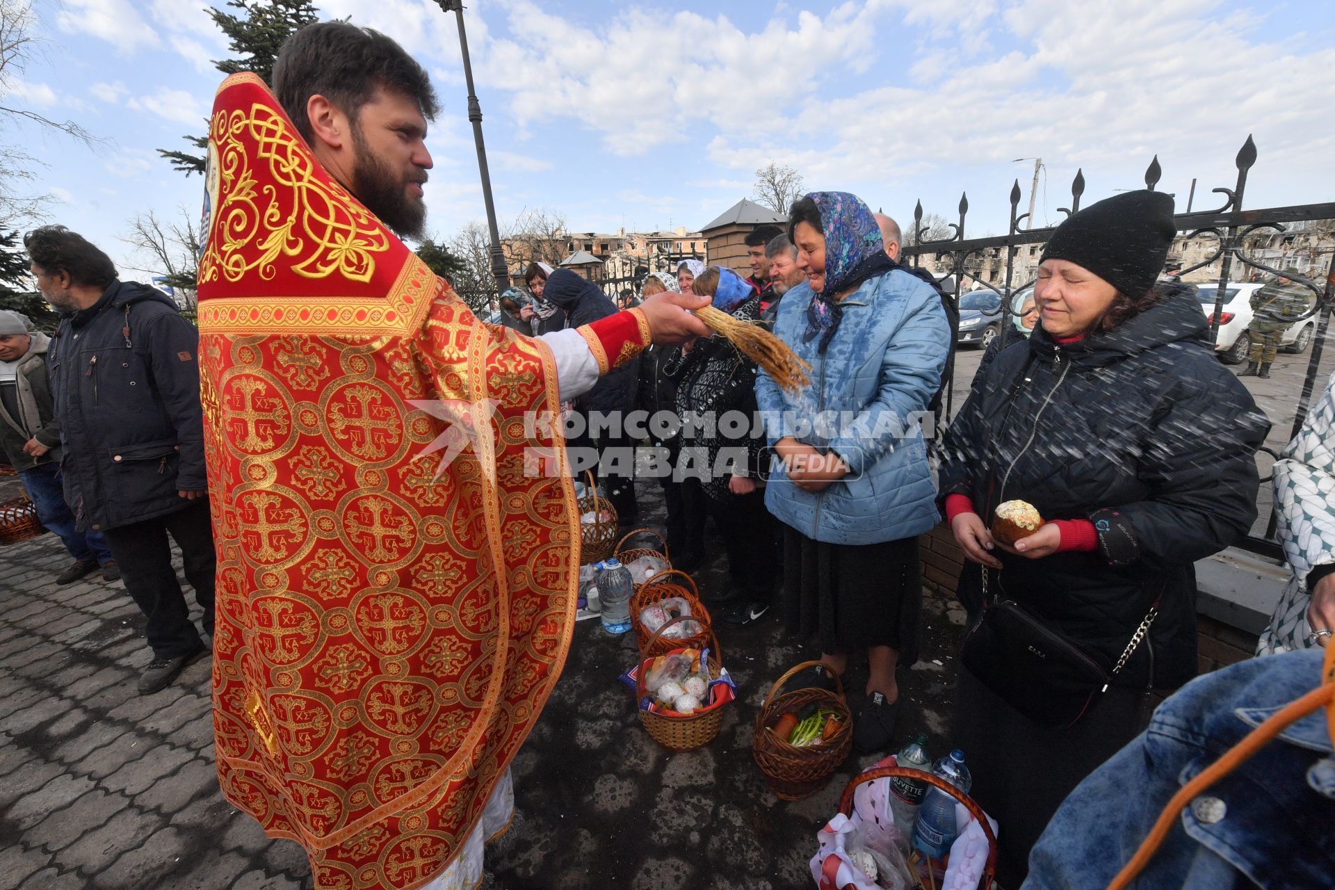 Волноваха, Донецкая народная республика. Верующие и священнослужитель во время освящения пасхальных яиц и куличей после пасхальной службы в Православном храме.