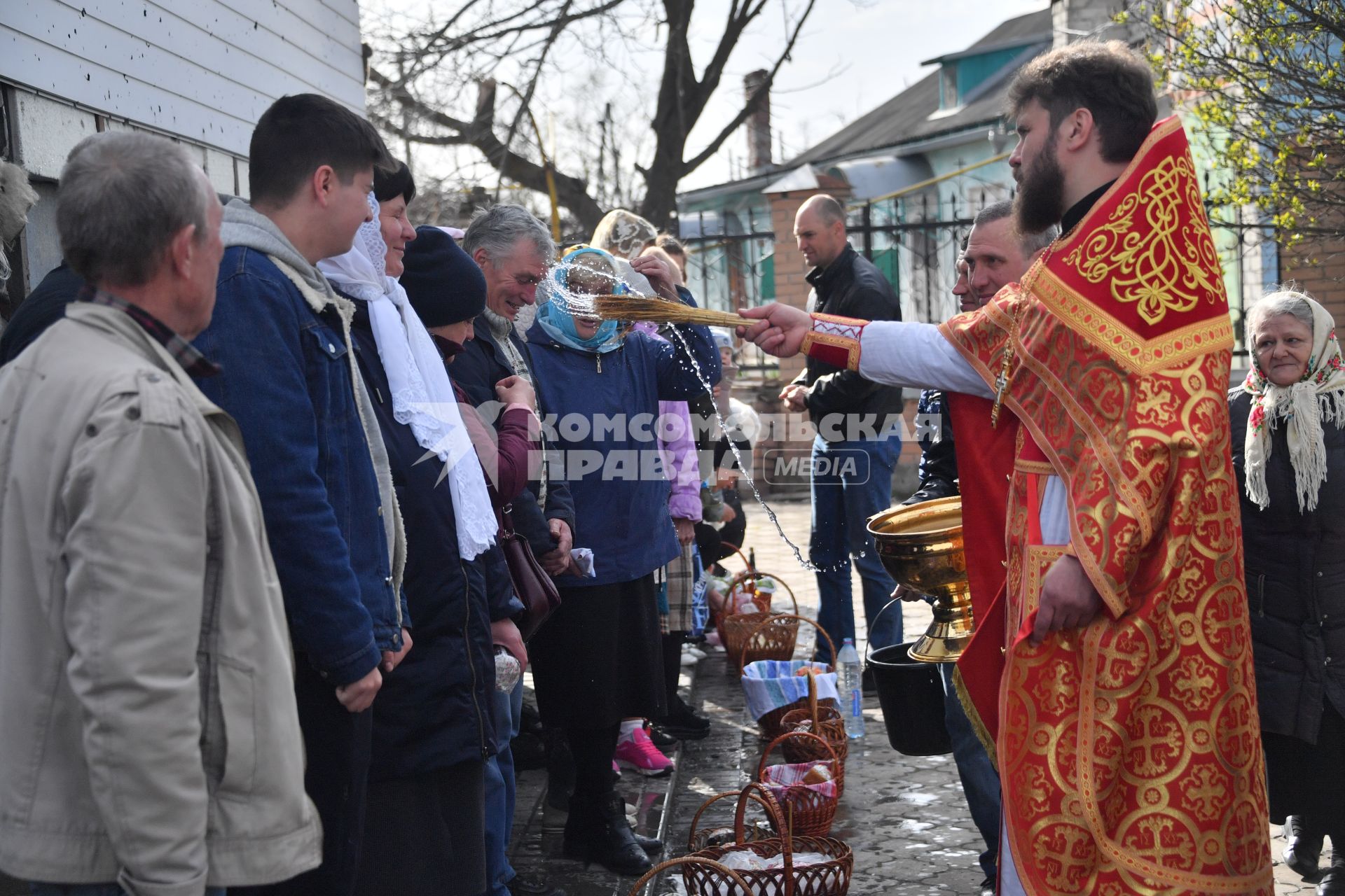 Волноваха, Донецкая народная республика. Верующие и священнослужитель  во время освящения пасхальных яиц и куличей после пасхальной службы в Православном храме.