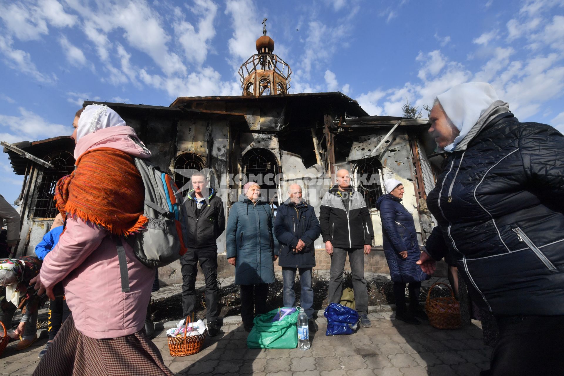 Волноваха, Донецкая народная республика. Верующие   во время освящения пасхальных яиц и куличей после пасхальной службы в Православном храме.