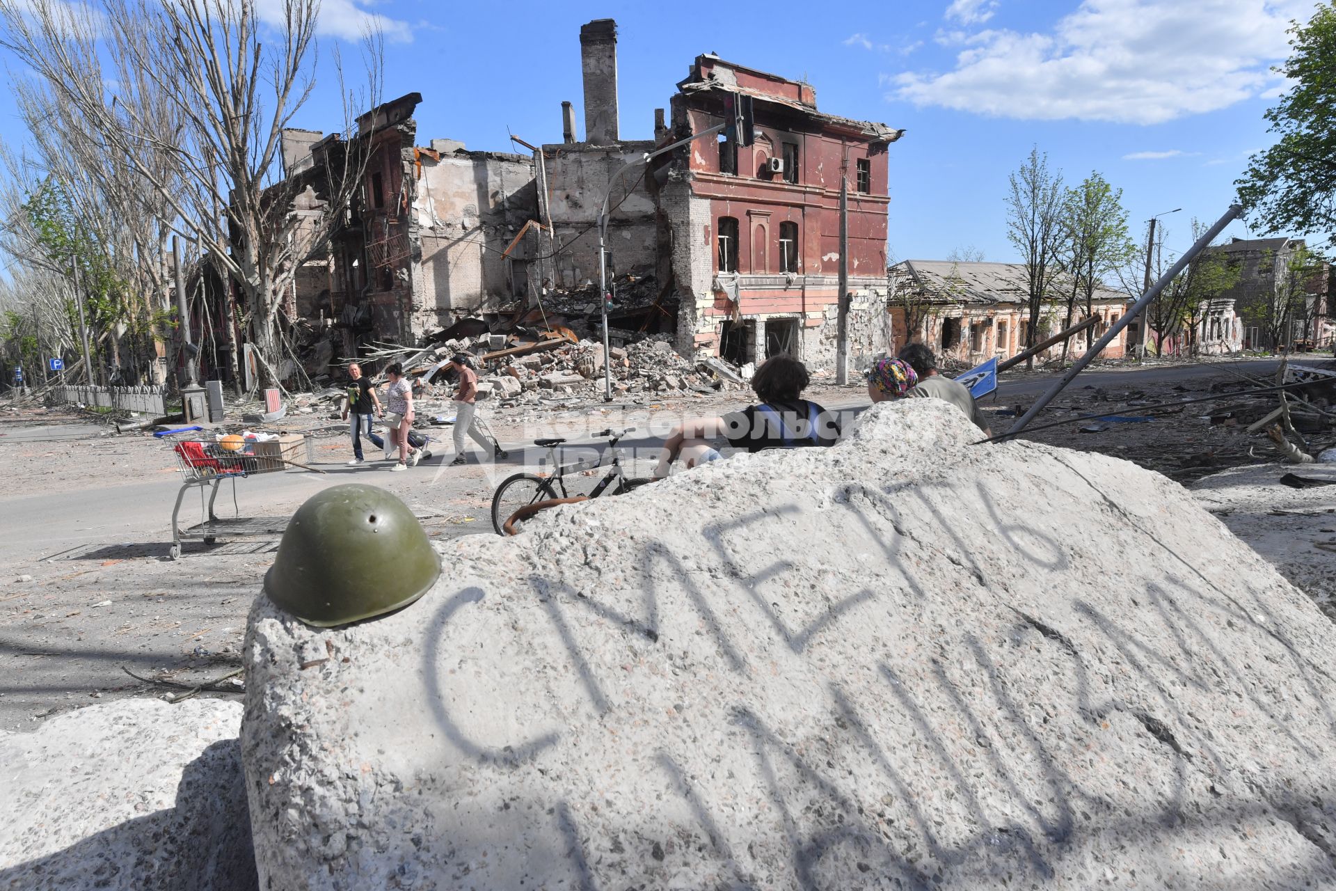 Донецкая область. г.Мариуполь. Военная каска на камне, где написано `Смерть нацизму`.