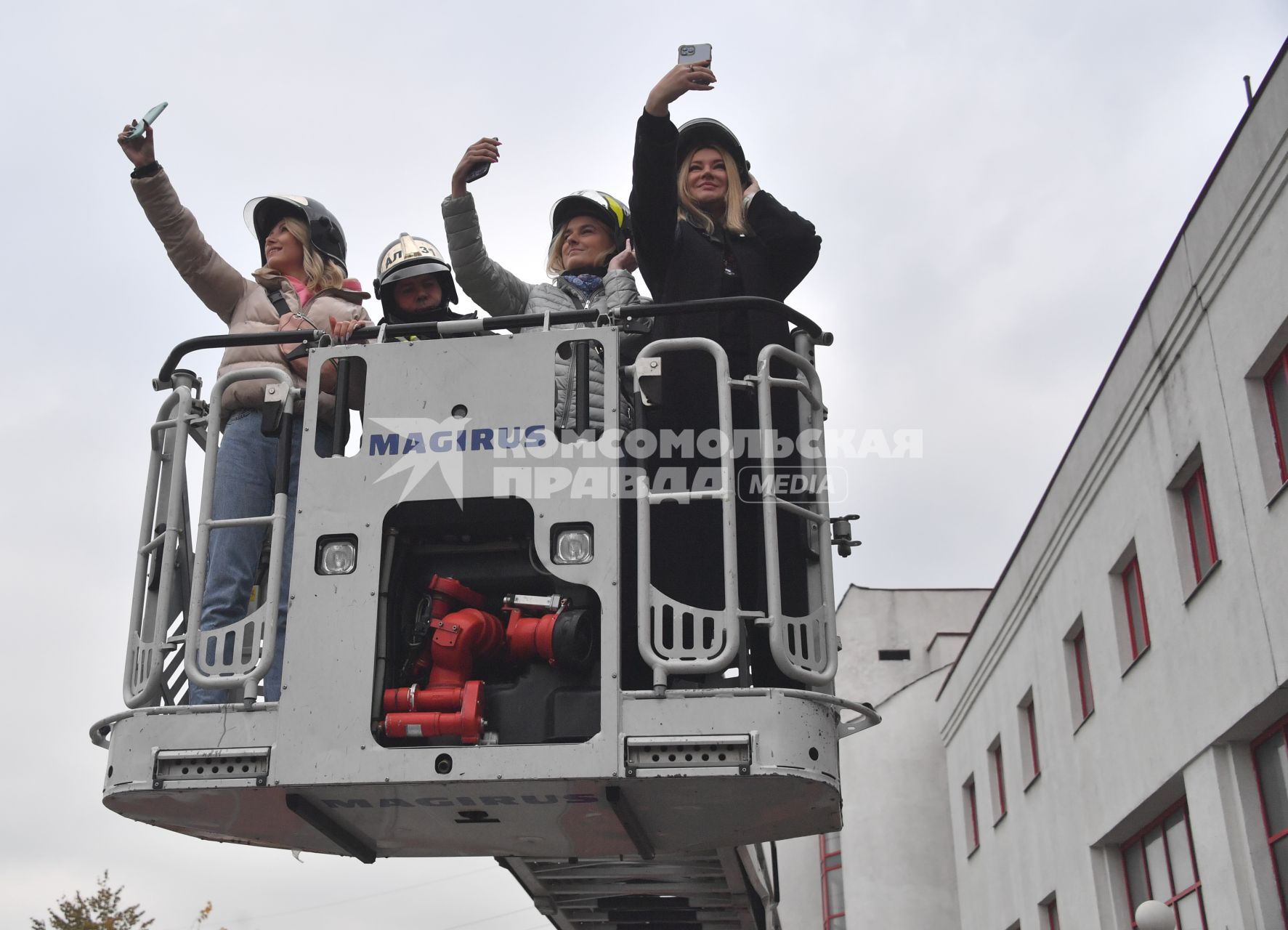 Москва. Родители во время  посещения Московской пожарной части №31 юными спасателями и их родителями в преддверии Дня гражданской обороны и МЧС России.