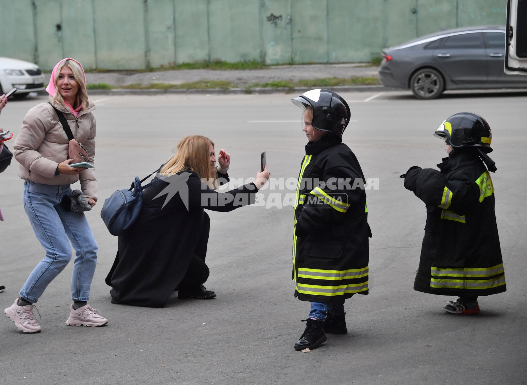 Москва. Во время посещения Московской пожарной части №31 юными спасателями и их родителями в преддверии Дня гражданской обороны и МЧС России.