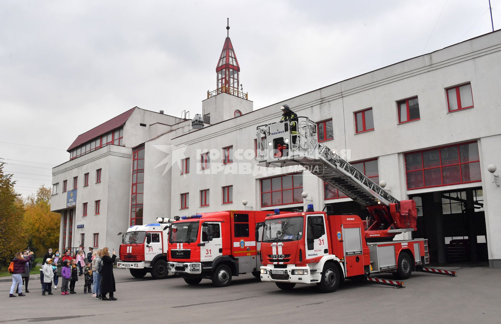 Москва. Во время посещения Московской пожарной части №31 юными спасателями и их родителями в преддверии Дня гражданской обороны и МЧС России.