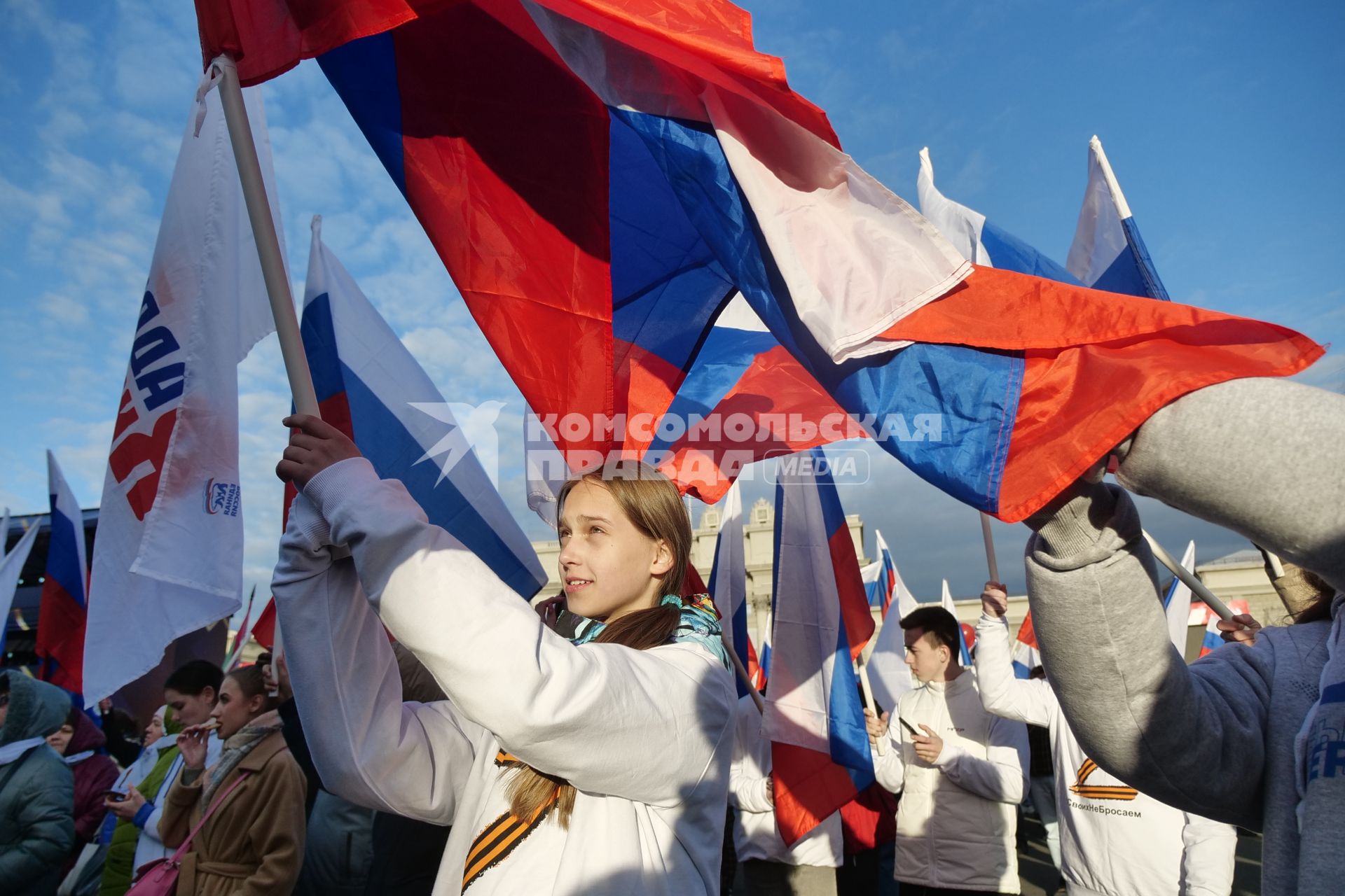 Самара. Люди с российскими флагами во время концерта музыкального марафона Za Россию на площади Куйбышева.