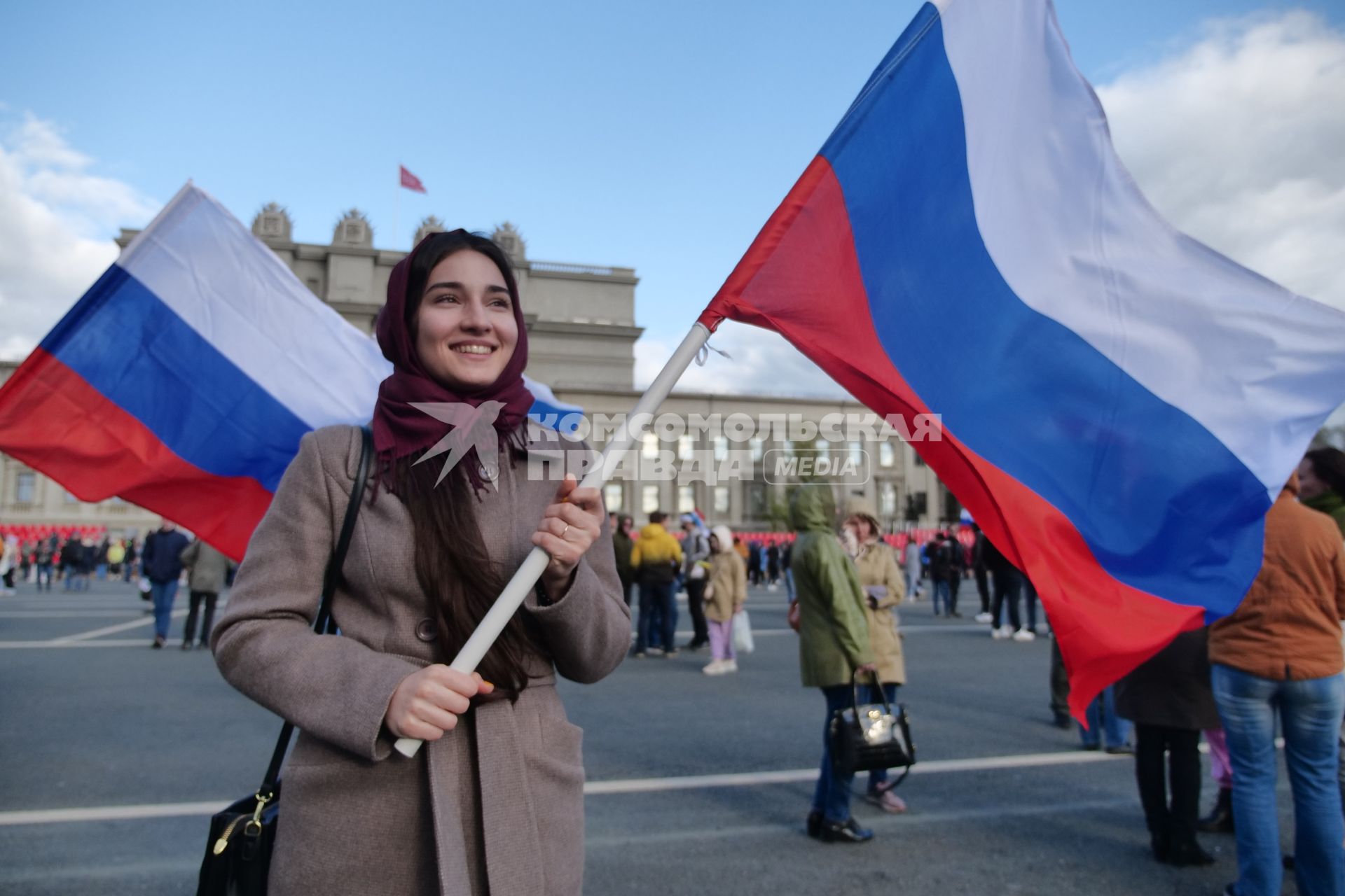 Самара. Девушка с российским флагом во время концерта музыкального марафона Za Россию на площади Куйбышева.