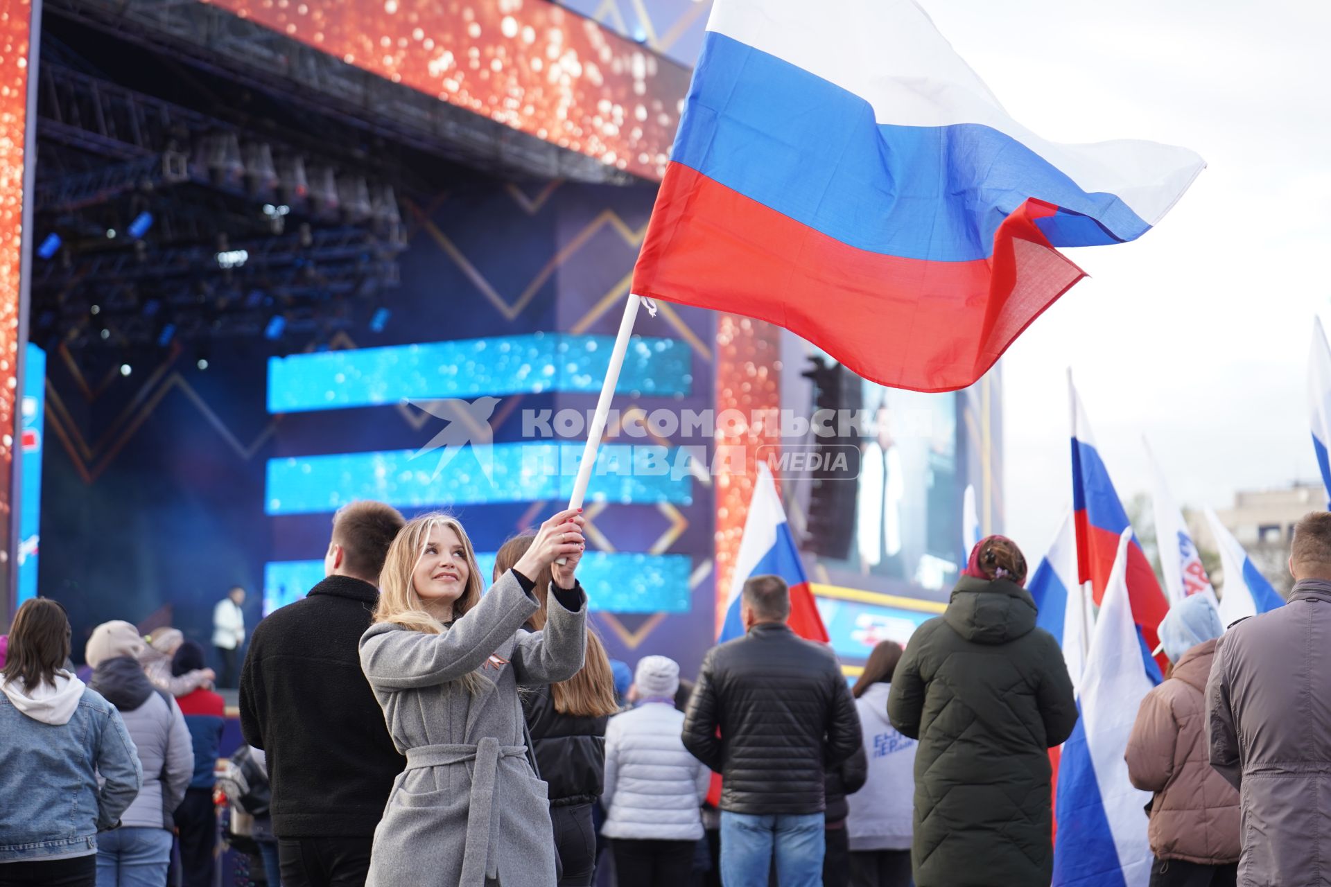 Самара. Девушка с российским флагом во время концерта музыкального марафона Za Россию на площади Куйбышева.