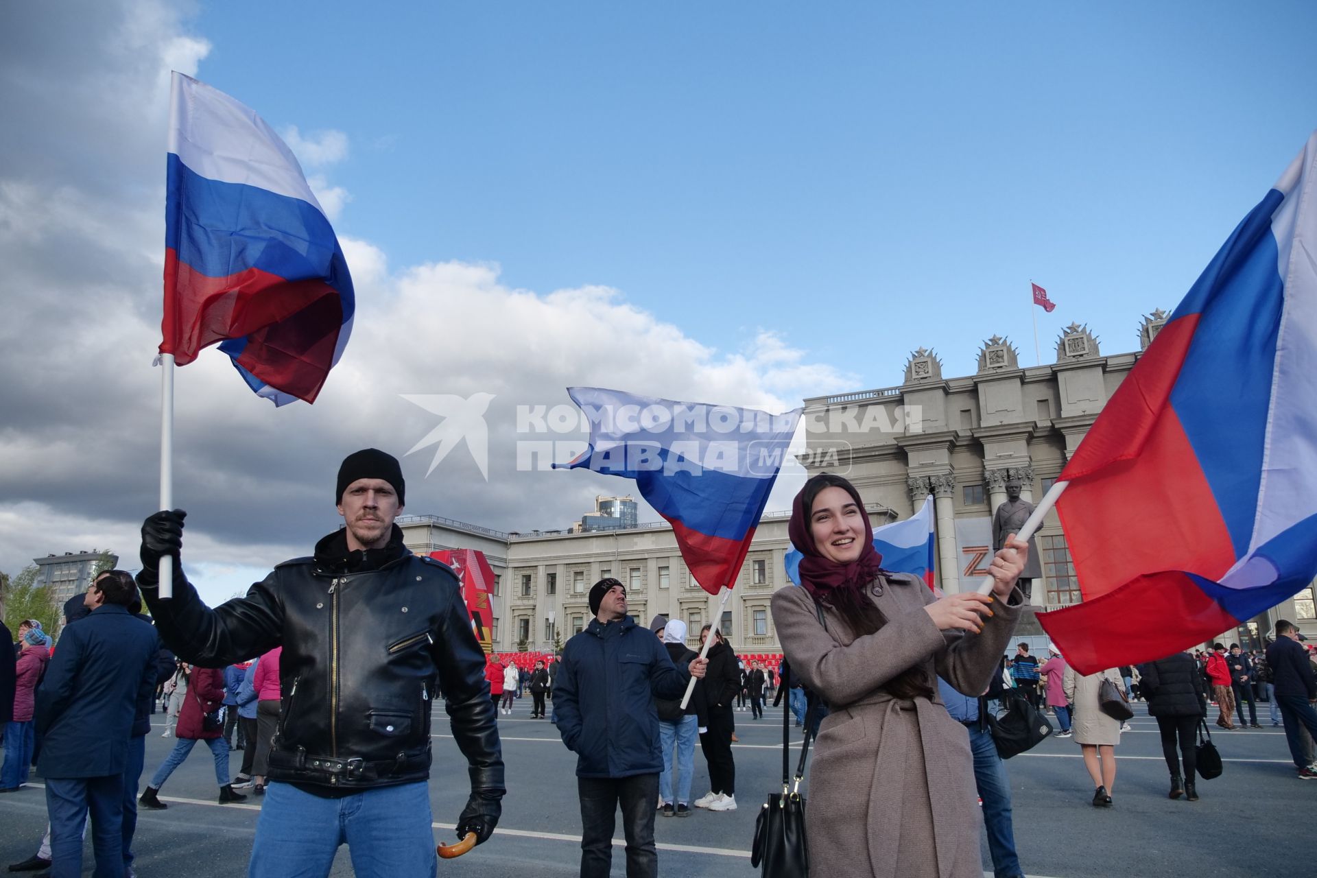 Самара. Люди с российскими флагами во время концерта музыкального марафона Za Россию на площади Куйбышева.