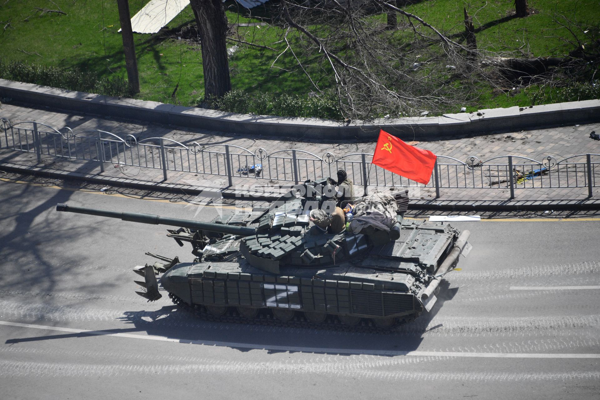 Мариуполь, Донецкая народная республика. Танк с красным флагом на улице города.