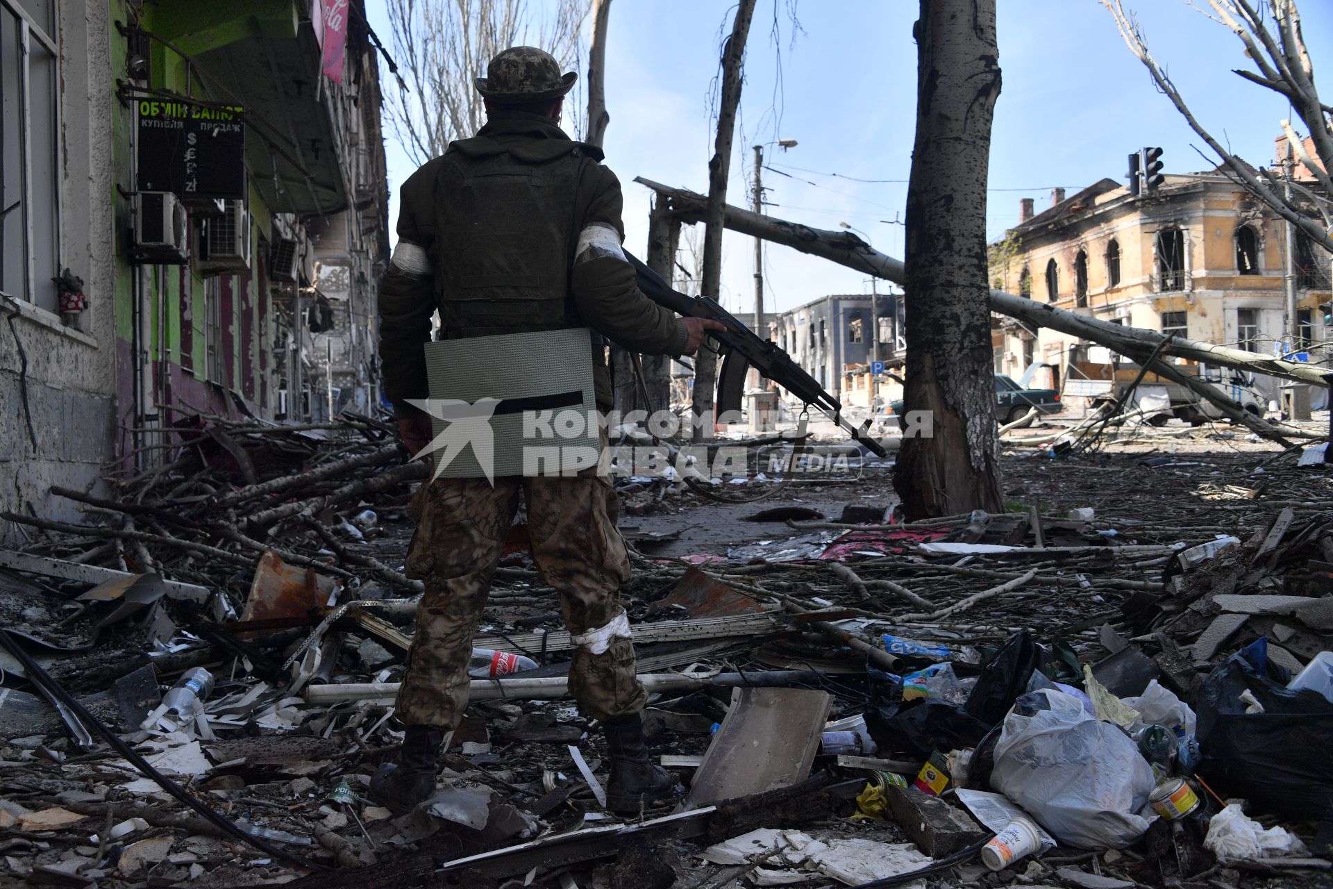 Мариуполь, Донецкая народная республика. Военнослужащий ДНР на улице города.