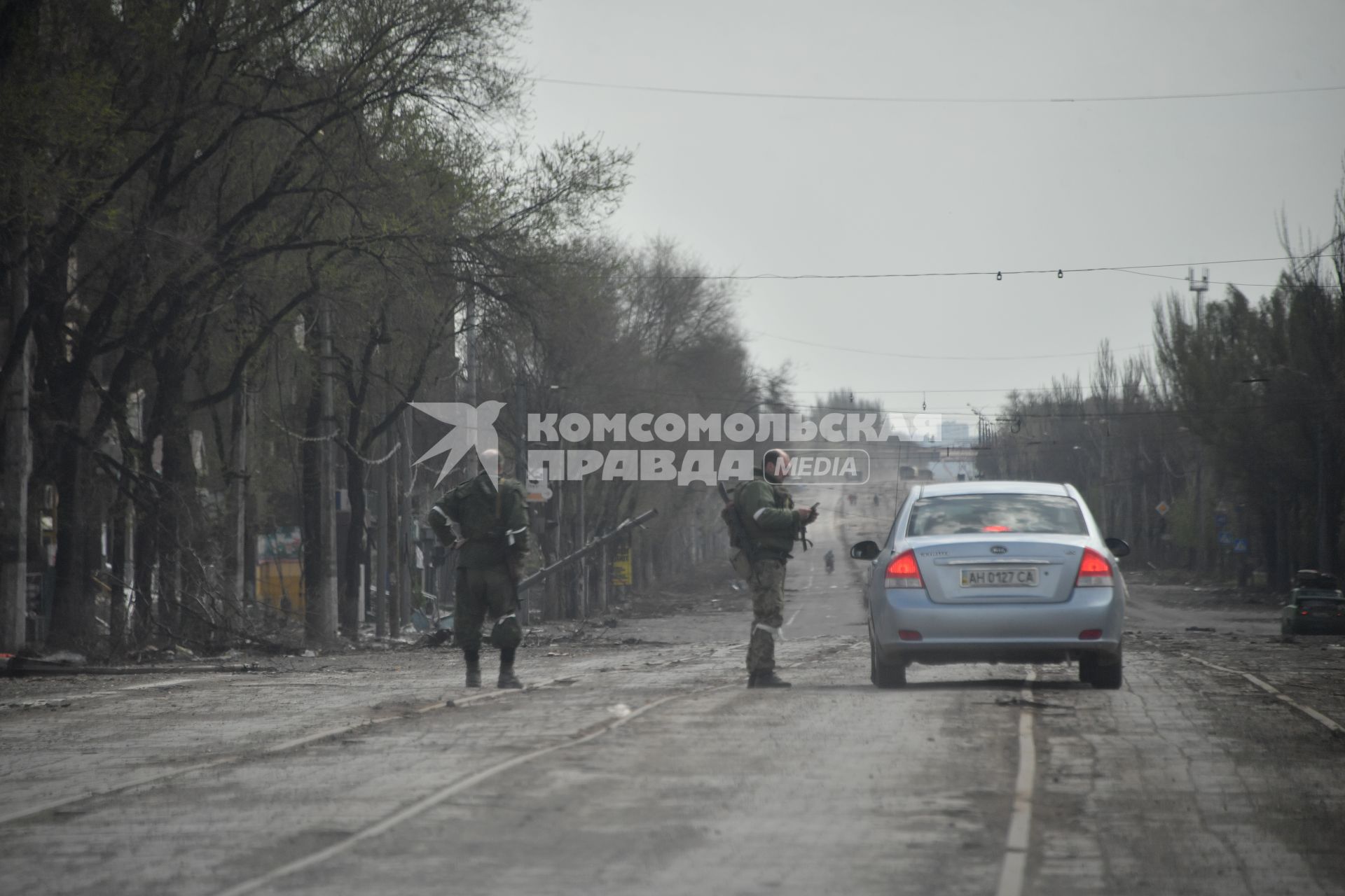 Мариуполь, Донецкая народная республика. Военнослужащие ДНР проверяют документы на дороге.