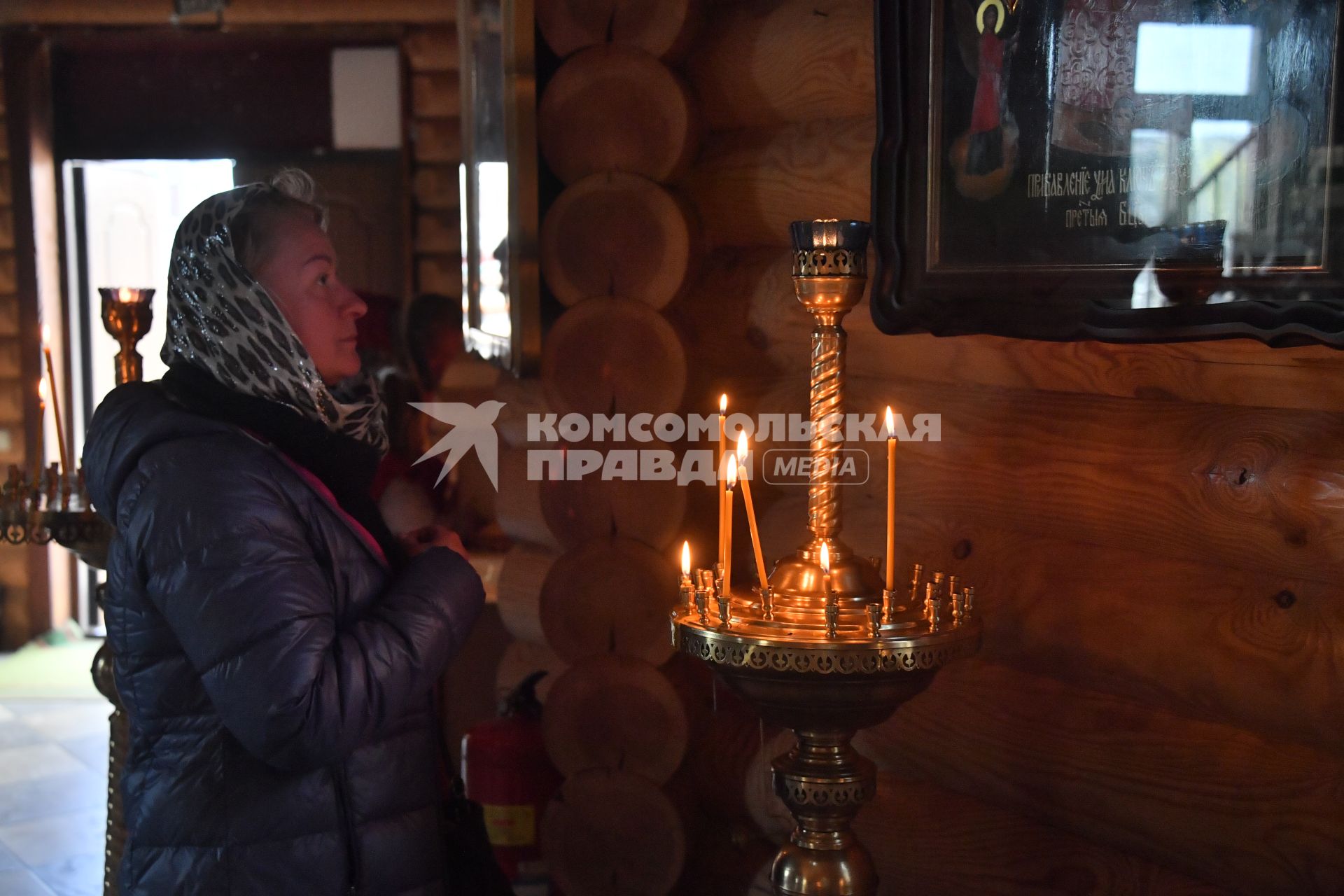 Мариуполь, Донецкая народная республика. Перед началом Пасхальной службы в церкви.